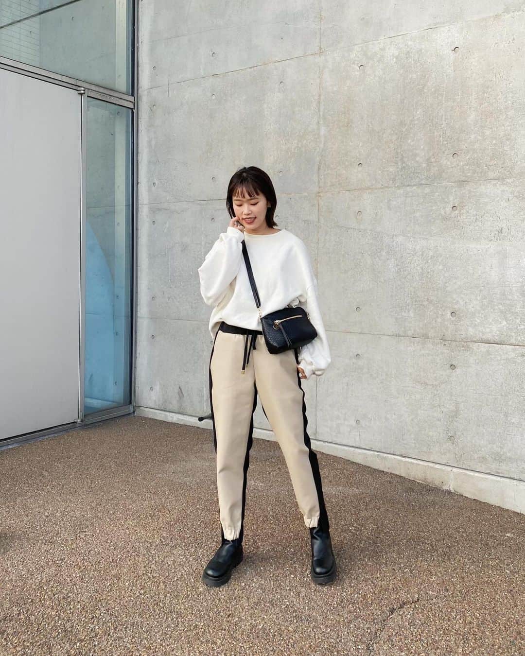 のインスタグラム：「暖かいのにデザインも履き心地も 抜群な @day_and_grade のバイカラーパンツ♡ ウエストゴムなのもうれしい🌼 ・ #dayandgrade#day_and_grade #dayandgrade2020#fashion#code #デイグレ#デイアンドグレイド #シンプルコーデ#コーデ#パンツ #ブーツ#秋コーデ#通販 #ファッション通販」
