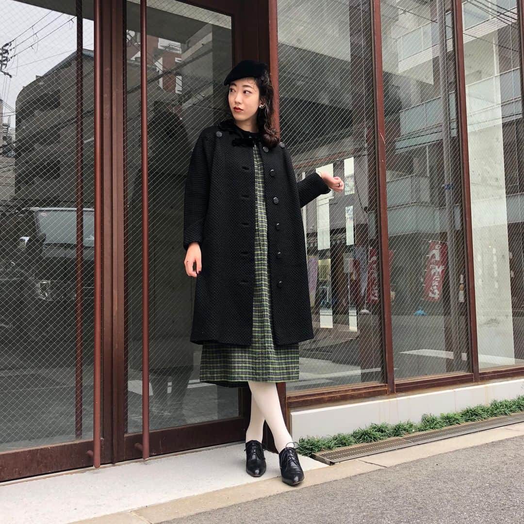 NUTTY Vintage&Collectibleのインスタグラム：「🍁WEEKEND NEW ARRIVAL🍁  ☑︎vtg 50's black knit coat(sold out) ☑︎vtg green check dress  可愛らしいコートに合わせたいのは 秋らしいグリーン×グレーチェックのワンピース＊  クラシックスタイルに欠かせないアイテムです。  💌DMよりお問い合わせ/通販承っております💌  ------------------------------------ 🛍NUTTY通販について🛍 ------------------------------------- ＜ONLINE STORE＞ VINTAGE▶︎http://nutty.theshop.jp/ USED SELECT▶︎https://nuttyselect.official.ec/ （プロフィールページURLよりjump🕊） ㅤㅤㅤㅤㅤㅤㅤㅤㅤㅤㅤㅤㅤ ＜VIDEO CHAT SHOPPING＞ テレビ電話をお繋ぎして、リアルタイムでご案内いたします。詳細は過去の投稿をご覧ください。」