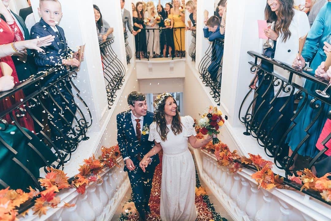 ミナのインスタグラム：「Love the warm colours in Rebecca's wedding! 😍 Autumn leaves are a beautiful, sustainable alternative for wedding decorations. You can read all about Rebecca and Alistair's wedding on our blog. Link in bio.⁠ ⁠ Photography: @eleanorjoyphoto⁠ ⁠ ⁠」