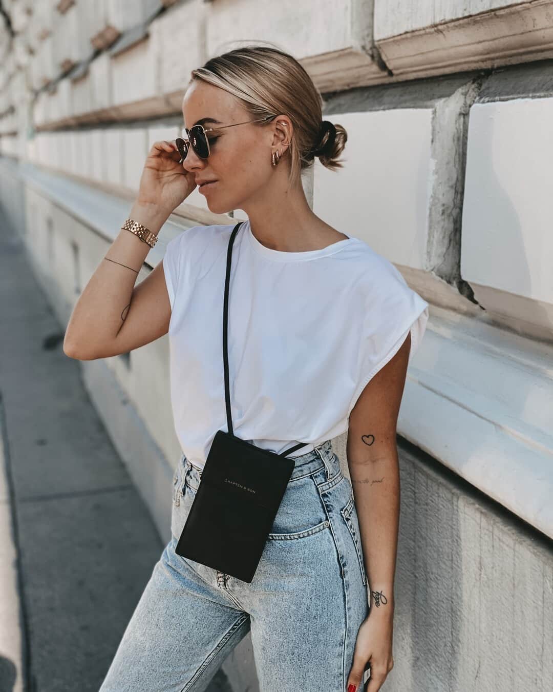Kapten & Sonさんのインスタグラム写真 - (Kapten & SonInstagram)「'Keep it simple.' ✨ Our shoulder bag Vanso "All Black" fits all your daily essentials: your phone, keys or sunglasses. 🔑@christinabiluca #bekapten #kaptenandson #bag⁠ .⁠ .⁠ .⁠ #fashionable #fashion #style #inspiration #outfit #ootd #shopthelook #explore #cityvibes #munich」11月13日 15時30分 - kaptenandson