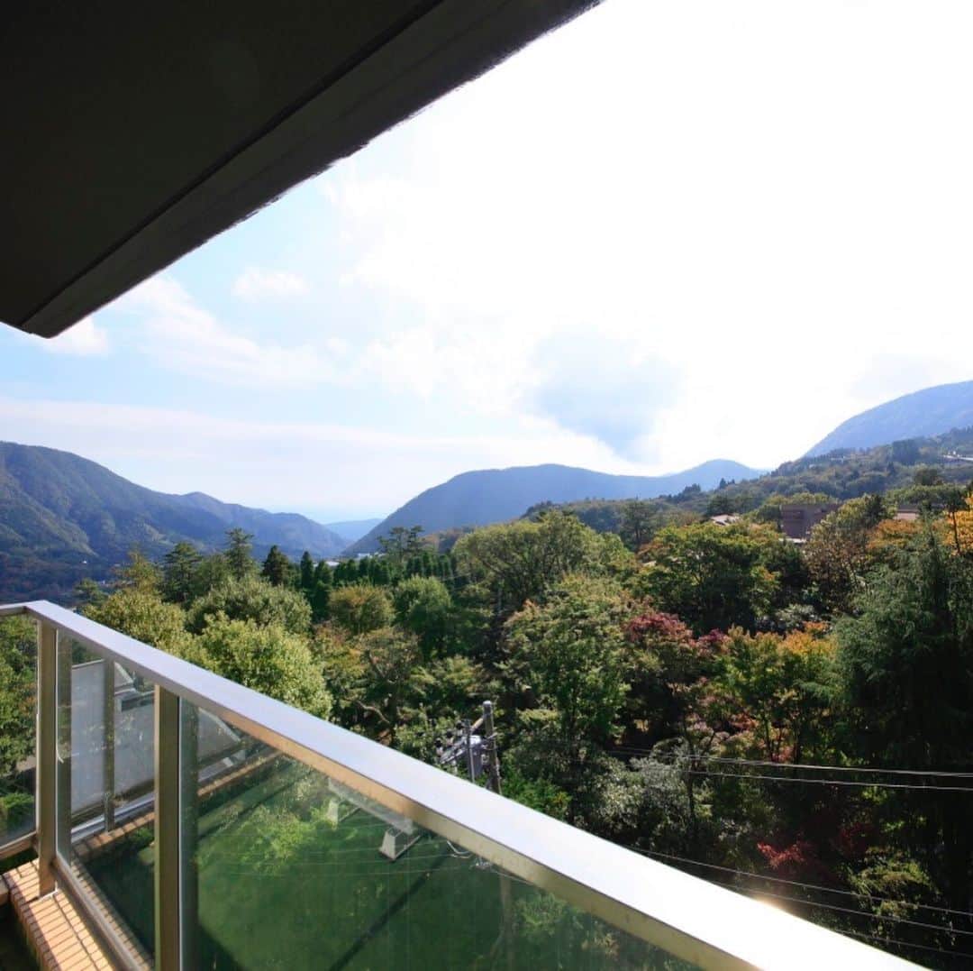 さんのインスタグラム写真 - (Instagram)「待ちに待った紅葉シーズンが到来しました🍁﻿ 先日、箱根の情報サイトに強羅エリアが﻿ 見頃を迎えたと告知があり、﻿ 強羅はますます賑わいを見せております。﻿ ﻿ ゆとりろ庵ANNEXでは全てのお部屋から﻿ 箱根の山々を眺めることができます✨﻿ ご家族やご友人と紅葉を楽しみに﻿ ぜひ、ゆとりろ庵ANNEXへ足を運んでみてください。﻿ ﻿ お部屋で召し上がれる鍋プランやお得な素泊まりプランをご用意しております。﻿ 3密回避のお籠り旅にぴったり♪﻿ ﻿ 紅葉の見頃は、例年では12月中旬までとなっております。﻿ ﻿ #箱根#強羅#温泉#旅行#観光#ゆとりろ#ゆとりろ庵ANNEX#ゆとりろ庵annex#紅葉」11月13日 15時30分 - yado_labo