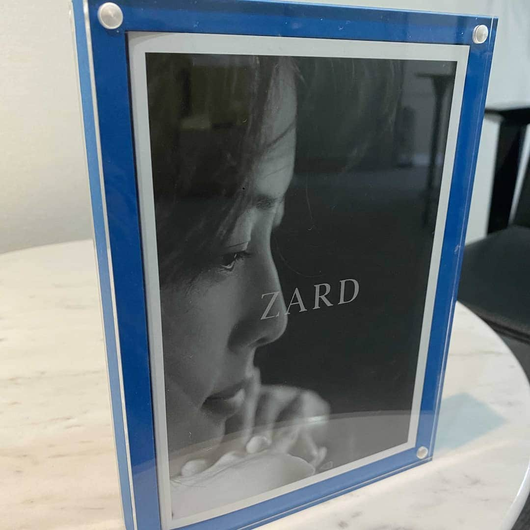 ZARDさんのインスタグラム写真 - (ZARDInstagram)「ZARD JACKET DESIGN CARD 【part2】デザイン公開！  ZARDのシングル・アルバムのジャケットを特別仕様のカードセットにしてお届け！ 今回は第二弾としてシングル15作分がデザインされました！ ただいまMusingで販売予約受付中です☆ https://musing.jp/artist/zard/  #ZARD30thAnniversaryYear #ZARD30周年Year #蛇腹のまま飾っても良し #切り離して飾っても良し #2011年のフォトフレームにぴったり☆ ※フォトフレームは付きません」11月13日 15時41分 - zard_since_1991