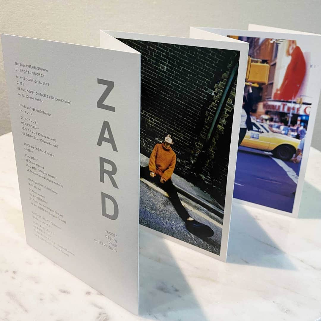 ZARDさんのインスタグラム写真 - (ZARDInstagram)「ZARD JACKET DESIGN CARD 【part2】デザイン公開！  ZARDのシングル・アルバムのジャケットを特別仕様のカードセットにしてお届け！ 今回は第二弾としてシングル15作分がデザインされました！ ただいまMusingで販売予約受付中です☆ https://musing.jp/artist/zard/  #ZARD30thAnniversaryYear #ZARD30周年Year #蛇腹のまま飾っても良し #切り離して飾っても良し #2011年のフォトフレームにぴったり☆ ※フォトフレームは付きません」11月13日 15時41分 - zard_since_1991