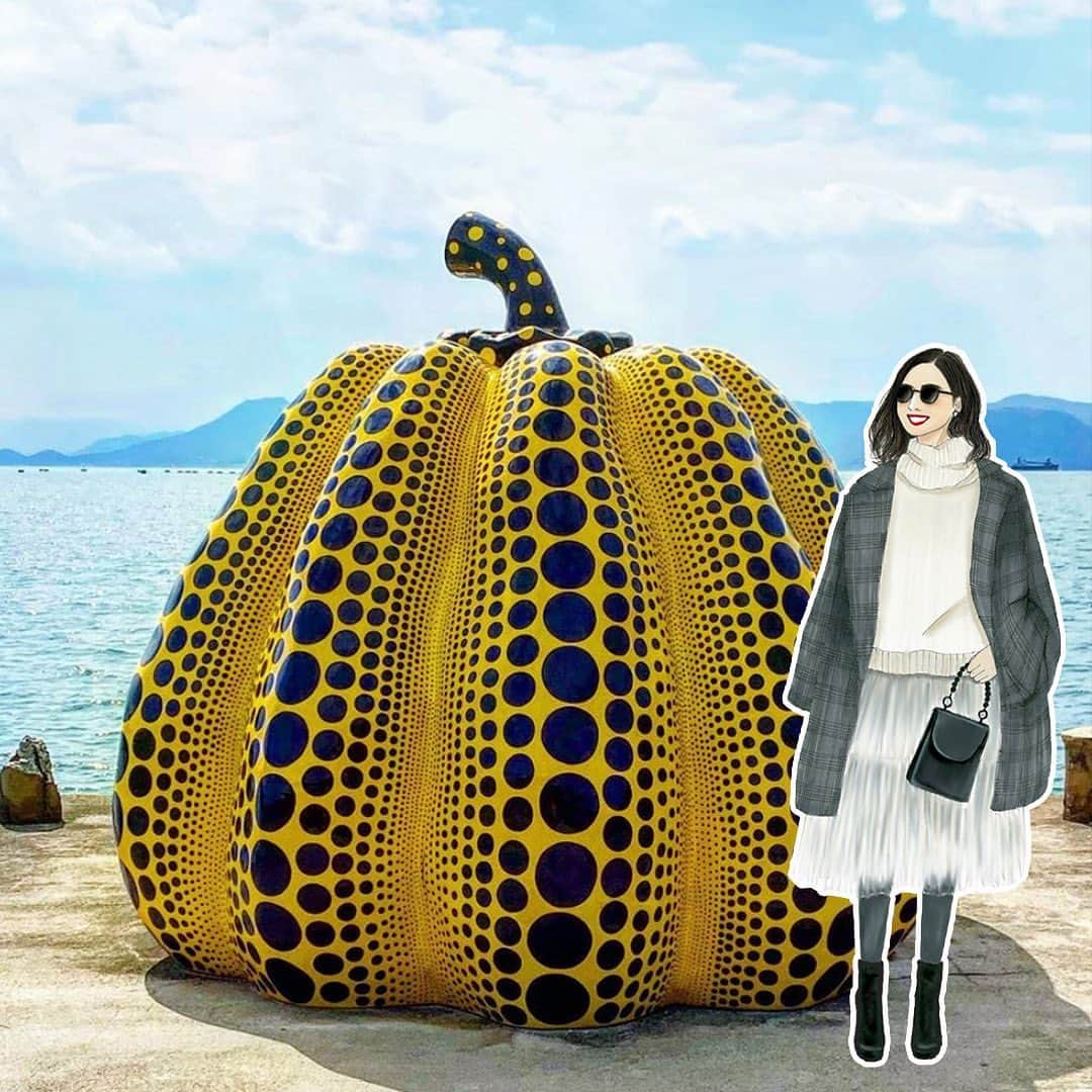 のインスタグラム：「直島のシンボル的な草間弥生さんのかぼちゃ﻿🎃❤️ 素敵な場所やグルメを投稿、アパレル関係で働かれている @y.yukino_0123 さんの写真を仕様させていただきました﻿❤︎ ﻿ 青い空と海と黄色のかぼちゃのコントラストが映えますね🌊🎃﻿ ﻿ 週末の直島は軽い上着を一枚羽織って過ごしやすい天候になりそうです。﻿ ﻿ #tnql #直島 #草間彌生 #コーディネート #おしゃれ #旅行コーデ #イラストレーターさんと繋がりたい #おしゃれさんと繋がりたい #旅行好きな人と繋がりたい﻿」