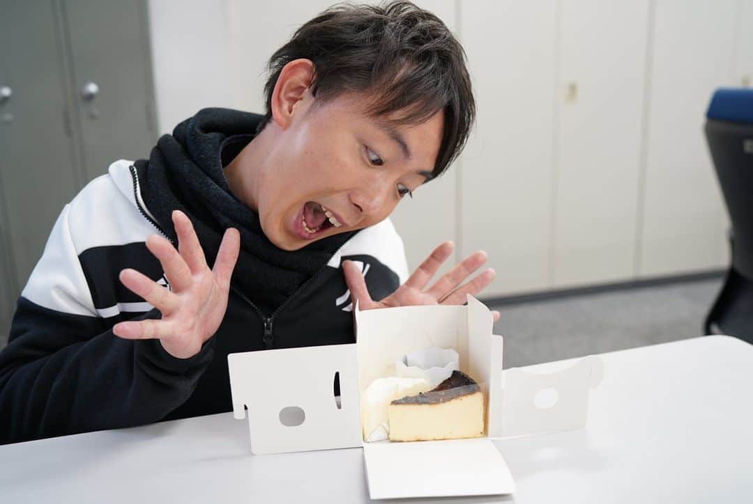 札幌テレビ「どさんこワイド朝」さんのインスタグラム写真 - (札幌テレビ「どさんこワイド朝」Instagram)「こんにちは、佐藤宏樹です！ 明日で26歳になります😊  大家さんからサプライズのプレゼントいただきました🎁  大好きなチーズケーキ、とーーっても美味しかったです！ 甘さも優しさも心に染み渡りました🥰  26歳の目標は料理のレパートリーを増やす事🔪 ただ料理に限らず、様々なものに挑戦していきたいです💪 . . #札幌テレビ #どさんこワイド朝 #佐藤宏樹」11月13日 15時46分 - dosanko_asa
