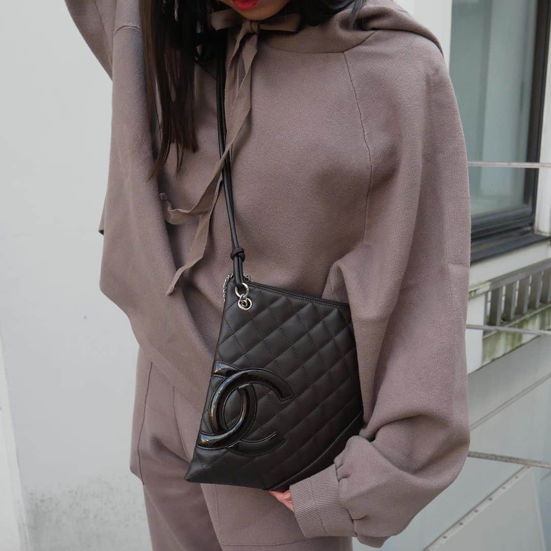 Vintage Brand Boutique AMOREさんのインスタグラム写真 - (Vintage Brand Boutique AMOREInstagram)「Vintage Chanel Cambon Shoulder Bag in Dark Brown. DM us to purchase!  #vintagechanel #chanelcambon」11月13日 15時46分 - amore_tokyo