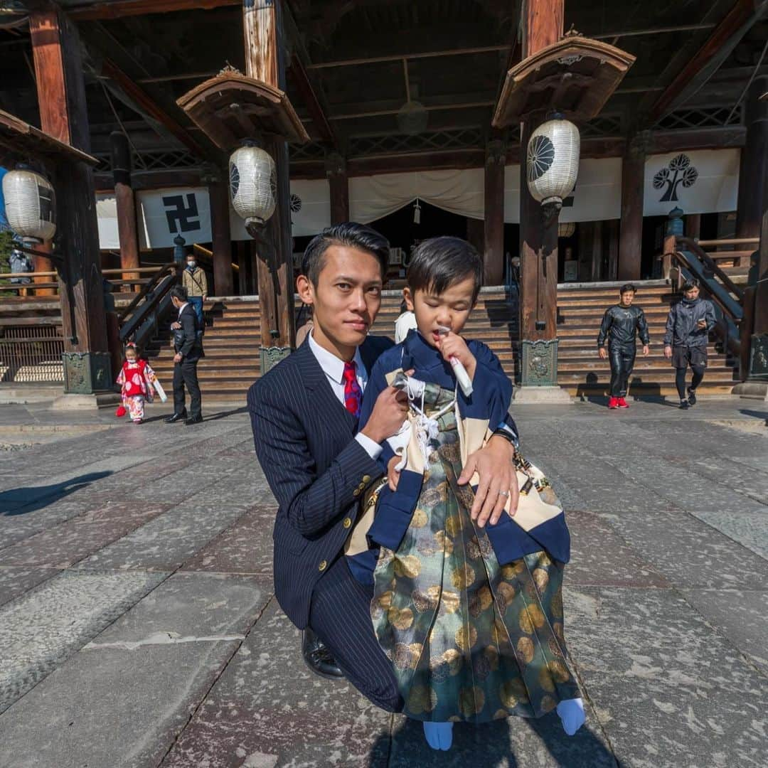 竹内択さんのインスタグラム写真 - (竹内択Instagram)「Shichi-go-san is an annual Japanese festival to celebrate the growth of children. It takes place on or around November 15. (どっかから引用)  という事で、息子の七五三でした🗻👘自分が着てた袴らしく。。でも覚えては無いです💦 七五三の意味はよくわかってないけど、家族で集まり立ち止まって改めて成長を喜ぶというのは良い事ですね！！ #zenkoji #nagano #善光寺 #長野 #七五三 #teamtaku #tt #skijumping #チームタク #スキージャンプ #teamtaku #チムタク #skijumping #skijumpingfamily #nagano #長野 #takutakeuchi #竹内択」11月13日 15時47分 - taqtakeuchi