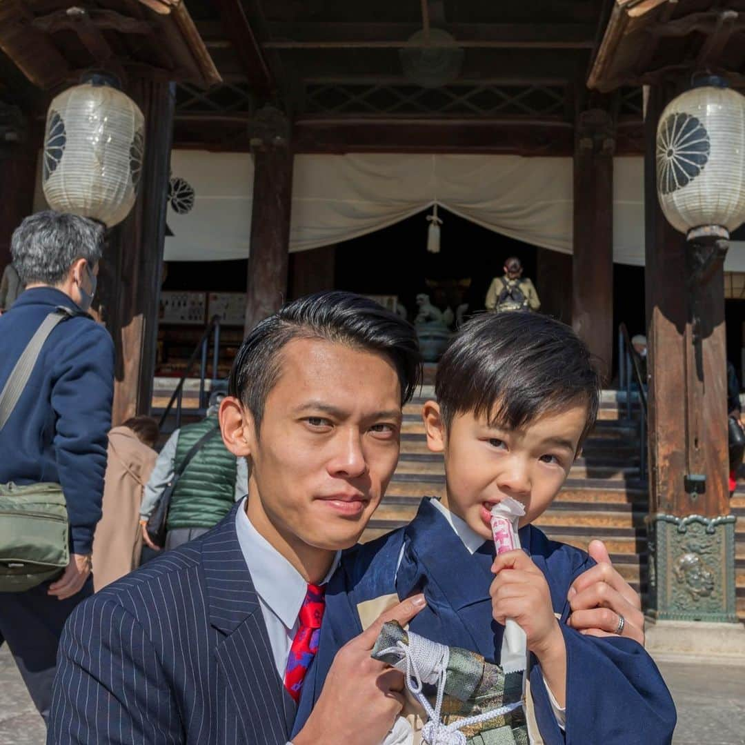 竹内択さんのインスタグラム写真 - (竹内択Instagram)「Shichi-go-san is an annual Japanese festival to celebrate the growth of children. It takes place on or around November 15. (どっかから引用)  という事で、息子の七五三でした🗻👘自分が着てた袴らしく。。でも覚えては無いです💦 七五三の意味はよくわかってないけど、家族で集まり立ち止まって改めて成長を喜ぶというのは良い事ですね！！ #zenkoji #nagano #善光寺 #長野 #七五三 #teamtaku #tt #skijumping #チームタク #スキージャンプ #teamtaku #チムタク #skijumping #skijumpingfamily #nagano #長野 #takutakeuchi #竹内択」11月13日 15時47分 - taqtakeuchi