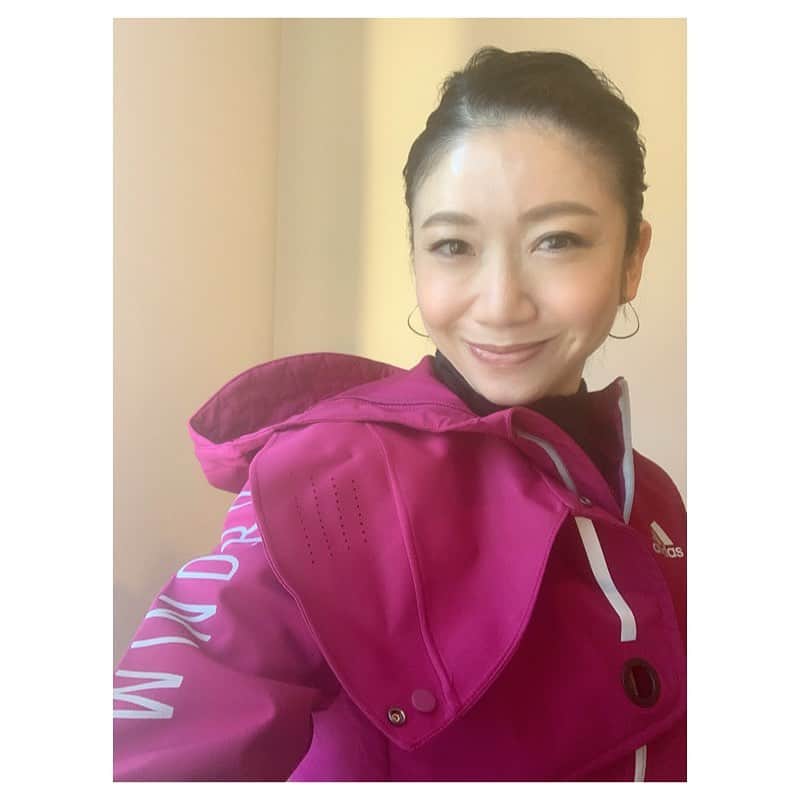 市橋有里のインスタグラム：「今日は岩手県大船渡市立 末崎中学校におじゃまし 気持ちいいお天気の中 講演実技指導をさせていただきました☻ ありちゃーんて久々に生徒に呼ばれ、 シャイな中学生が多い中こんなにも親しみやすい 生徒もいるんだなと、私も全力で向きあって来ました。こりゃ帰りは爆睡だなw そして、生徒会長くんがみんなを代表して、 みんなで栽培したワカメともうすぐ誕生日だからと 花束もプレゼントしてくれました。 その一言がアラフォーには響きます🥺 先生方のお気遣いに感謝です✨ ありがとうございました。 コート着た写真は昨年12月に岩手に来たときのもの。 またみんなに逢いたいな✨ ・ #オリパラ #末崎中学校 #大船渡 #末中 #釜石 #岩手 #adidastokyo #windrdy」