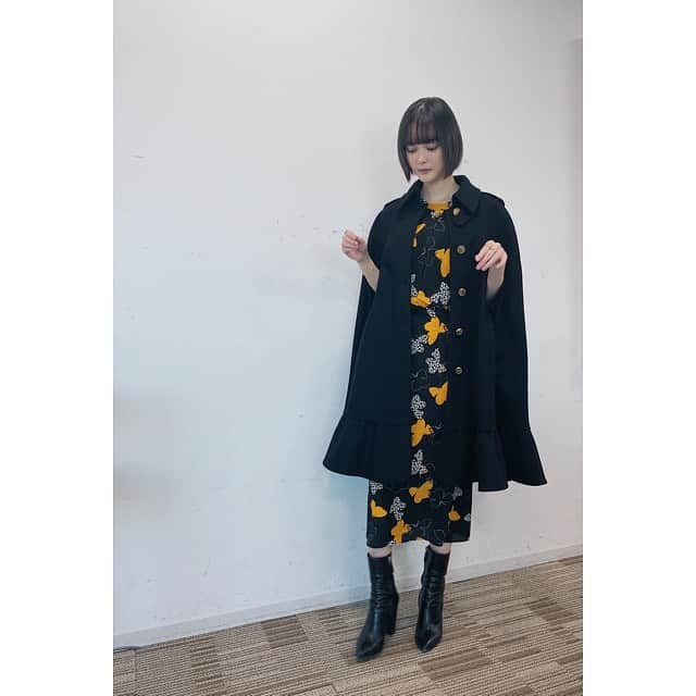 玉城ティナさんのインスタグラム写真 - (玉城ティナInstagram)「#たましふく  ケープコート、ワンピース @redvalentino   ブーツ　@maisonvalentino   ケープコートがシックな 感じでかわいい🥺 金ボタンなのもレトロでつぼります ワンピースは蝶々が たくさんいるんだよ〜〜」11月13日 15時50分 - tinapouty