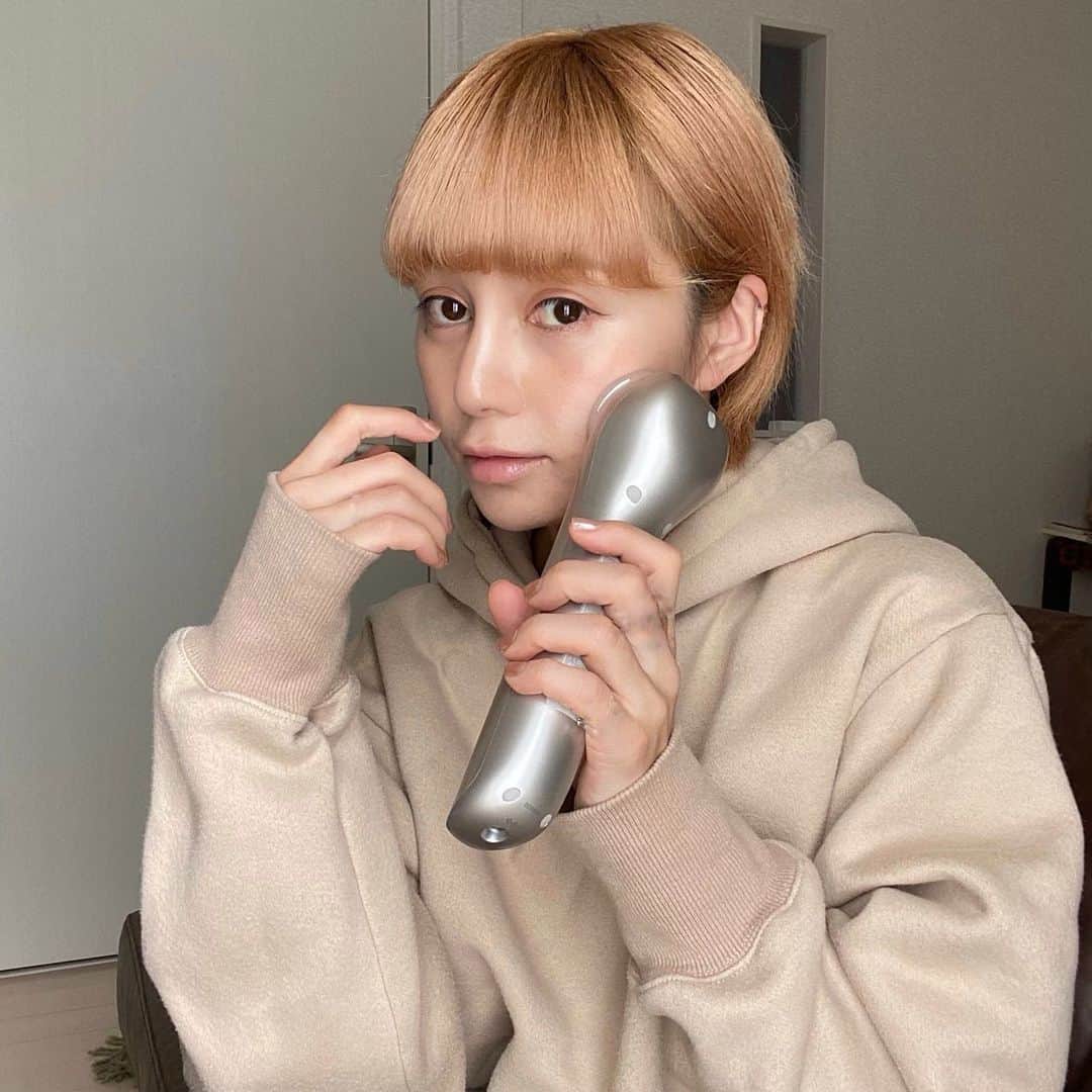 のインスタグラム：「💆‍♀️💆‍♀️💆‍♀️ #パナソニックビューティ #パナソニックビューティ美容部 #美容家電 #PR #パナソニックビューティ社外美容部 @panasonic_beauty ・  ・ 自宅で1日10分スキンケア✨ #RF美顔器 を使ってます👧💭 ・ じんわり温かくて お肌の気になる部分を 心地よくケアしてくれて 次の日すっきりとした印象に💛 ・ 自宅で美容クリニックのようなケアが できるのはとっても嬉しい、✨ シュッとした憧れの フェイスラインを目指して 継続していきたいと思います🙋‍♀️」