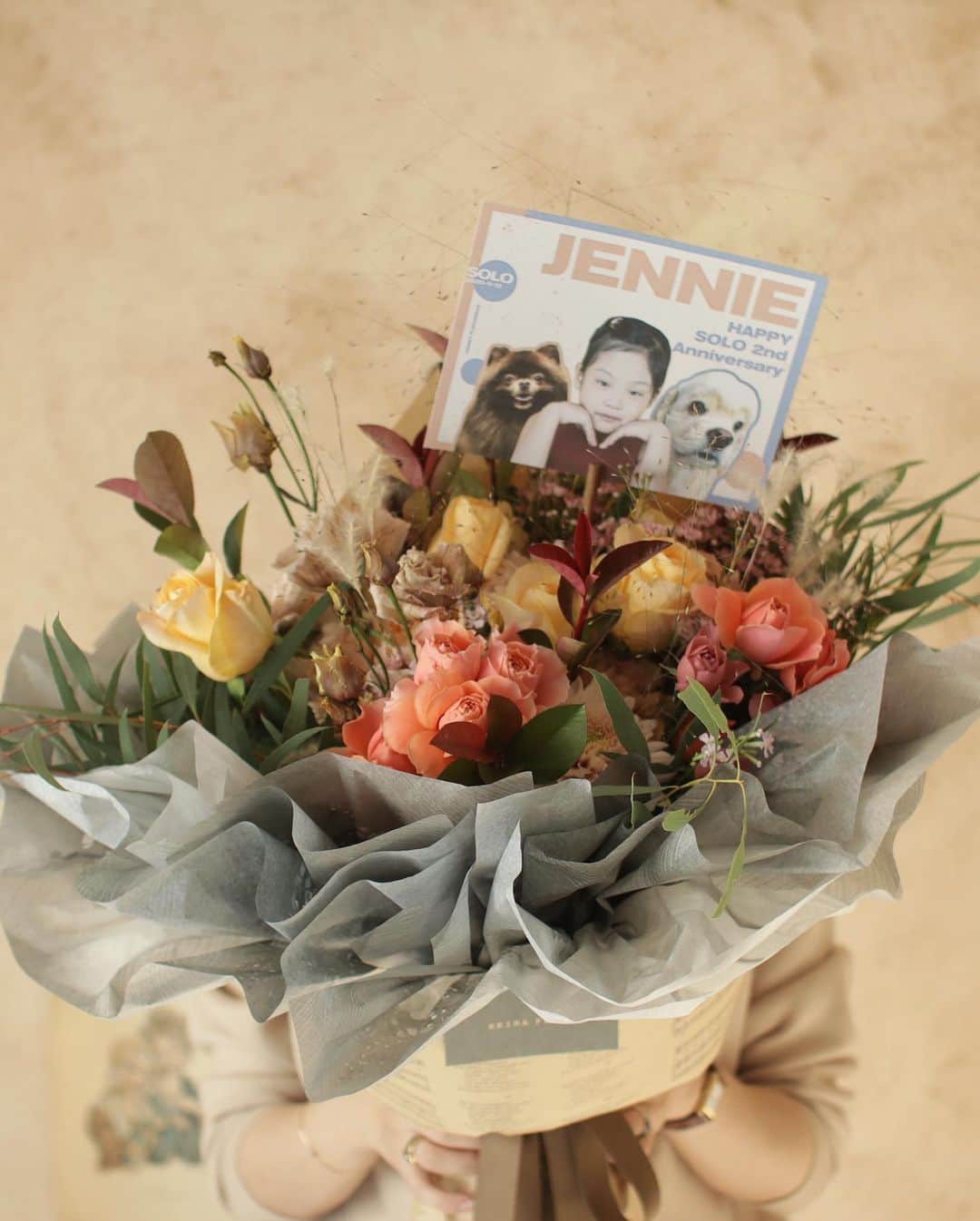 플로리스트 김애진(케이라플레르)さんのインスタグラム写真 - (플로리스트 김애진(케이라플레르)Instagram)「✔️#블랙핑크 #제니 의 솔로 2주년을 축하하는 꽃다발이에요 🧡 해외팬클럽에서 주문해주셔서 정성스럽게 준비해드렸어요. 영문캘리그라피로 편지도 적어드렸어요^^ @jennierubyjane 축하드려요 ☺️  Yesterday, we delivered flower bouquet and handwitten letters to celebrate  BLACKPINK JENNIE‘s 'HAPPY SOLO 2nd Anniversary'.  We designed flower arrangement, letters written in english calligraphy, and lovely photo with heart of overseas fans who love JENNIE. While making the letter carefully, I felt how much fans love her.  As a person who likes her, I feel very rewarding to be able to be with overseas fans @honeyflavor2116  Congratulations on JENNIE‘s 'HAPPY SOLO 2nd Anniversary'. Thank you to the her overseas fans who trusted keira and entrusted the whole process.  ⠀ ⠀ ⠀ ⠀ www.keira.kr ⠀ ⠀ 수업문의 -수업 중에는 통화가 어렵습니다. 문의는 카톡(riry20), dm 주세요  ⠀ ⠀ 🏷 @keirafleurshop 👈🏻 선생님 데몬 판매, 예약 꽃주문은 샵계정으로 문의주세요!  ⠀ ⠀ ⠀」11月13日 15時56分 - keirafleur