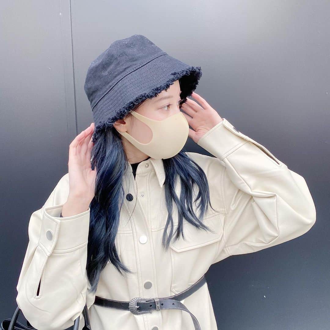 ゆきりぬさんのインスタグラム写真 - (ゆきりぬInstagram)「日の光に当たるとめっちゃ青〜😍 #ブルーブラック #ブルーグレージュ #ブルージュ #ブルーカラー #ネイビーブルー #グラデーションカラー」11月13日 21時38分 - yukirin_u