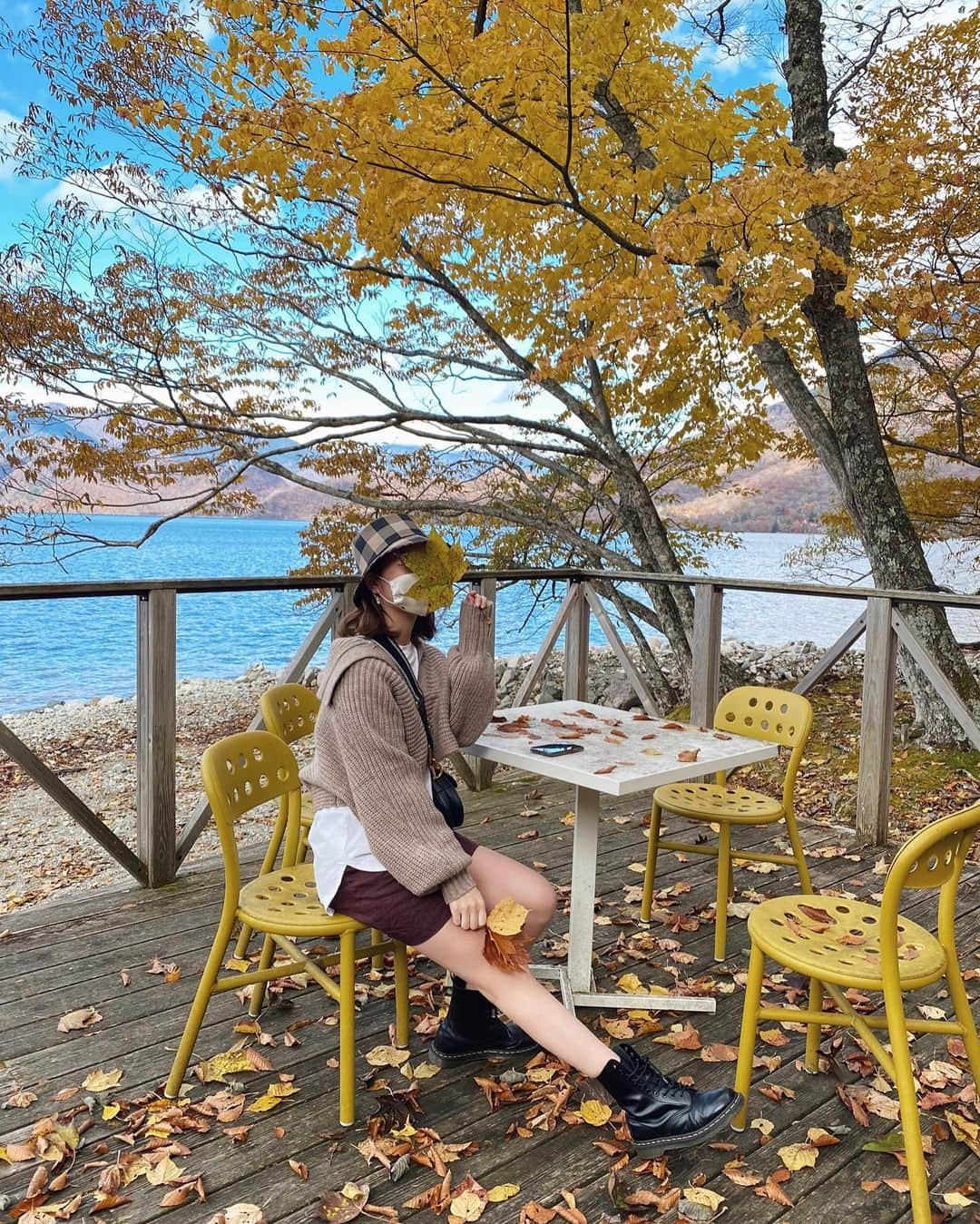 ikeda chizuruのインスタグラム：「中禅寺湖の近くにある﻿ イタリア大使館別荘公園にも🇮🇹﻿ ﻿ 昔この辺りは外交官に人気の﻿ 避暑地だったらしく﻿ ﻿ イギリス大使館の別荘も🇬🇧﻿ フランス大使館の別荘も🇫🇷﻿ 別荘だらけやった〜〜🤣﻿ ﻿ 今は一般公開されて公園になってるので﻿ お散歩コースとして人気らしい◎﻿ ﻿ かつてたくさんの外国の要人が﻿ チルしてたであろう湖畔で﻿ 私もチルしてみました✌️✌️✌️﻿ ﻿ そんな日のcode▶︎▶︎﻿ knit #zara﻿ pants #MERCURYDUO﻿ shoes #drmartinis﻿ bag&hat #dior @dior あ、マスクも @mercuryduo_com」