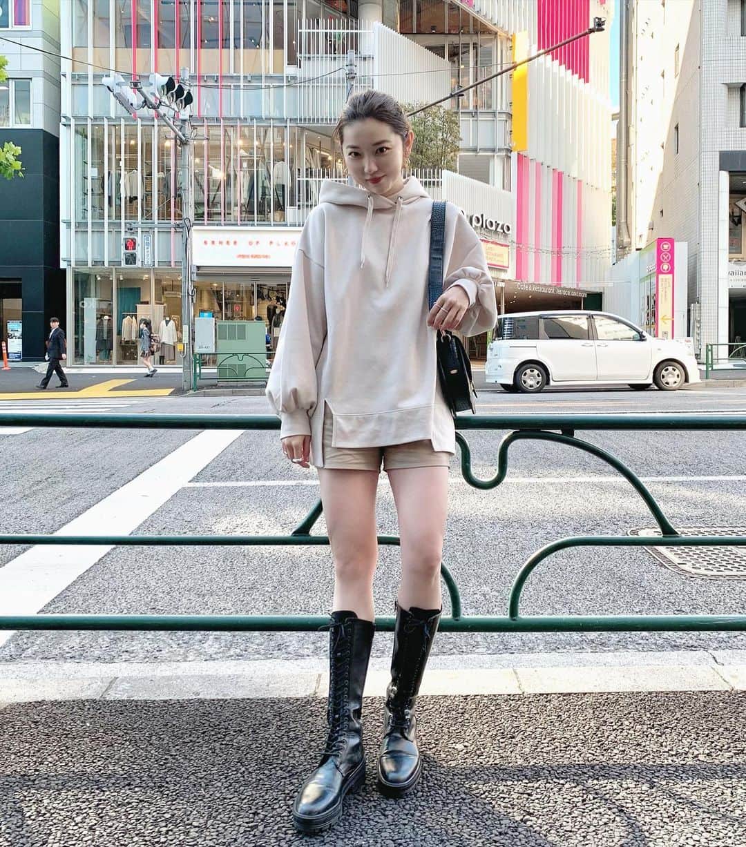 mina hinokuchiのインスタグラム：「. ダンボールフードスウェット、 入荷日にお店に寄って購入したらお気に入りアイテム🍁 . 生地がもちっとしてて、 袖がしっかりボリュームなのが可愛い♡♡ 新色で入るブラックも楽しみだな〜 . #whoswhochico #salonbychico #フーズフーチコ　#ダンボールパーカー #スウェット　#ロングブーツ」