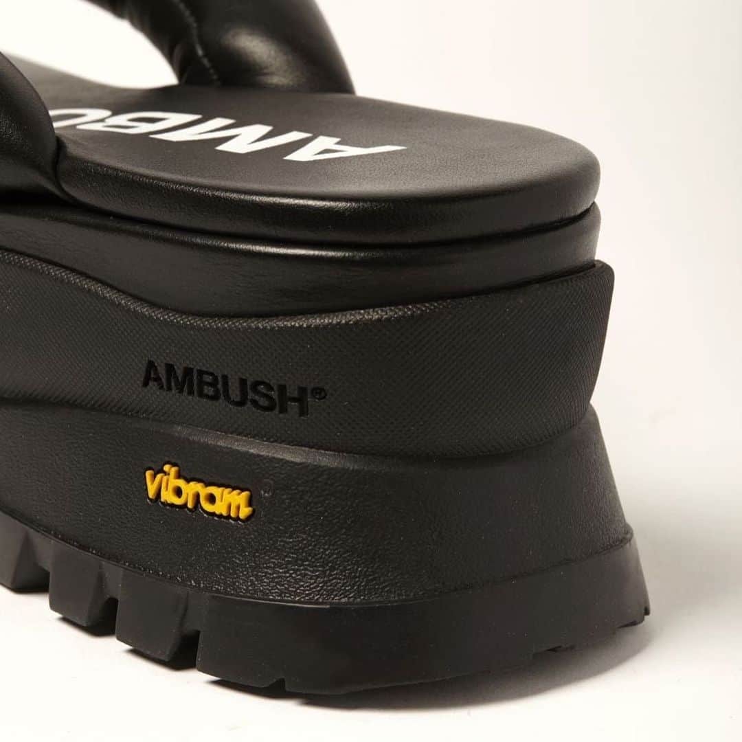 AMBUSHさんのインスタグラム写真 - (AMBUSHInstagram)「#AMBUSH GETA SANDALS. Traditional Japanese geta sandals reimagined by AMBUSH® in a dramatic silhouette with leather uppers and Vibram® rubber soles.  . Now avail on our WEBSHOP and WORKSHOP」11月13日 21時32分 - ambush_official