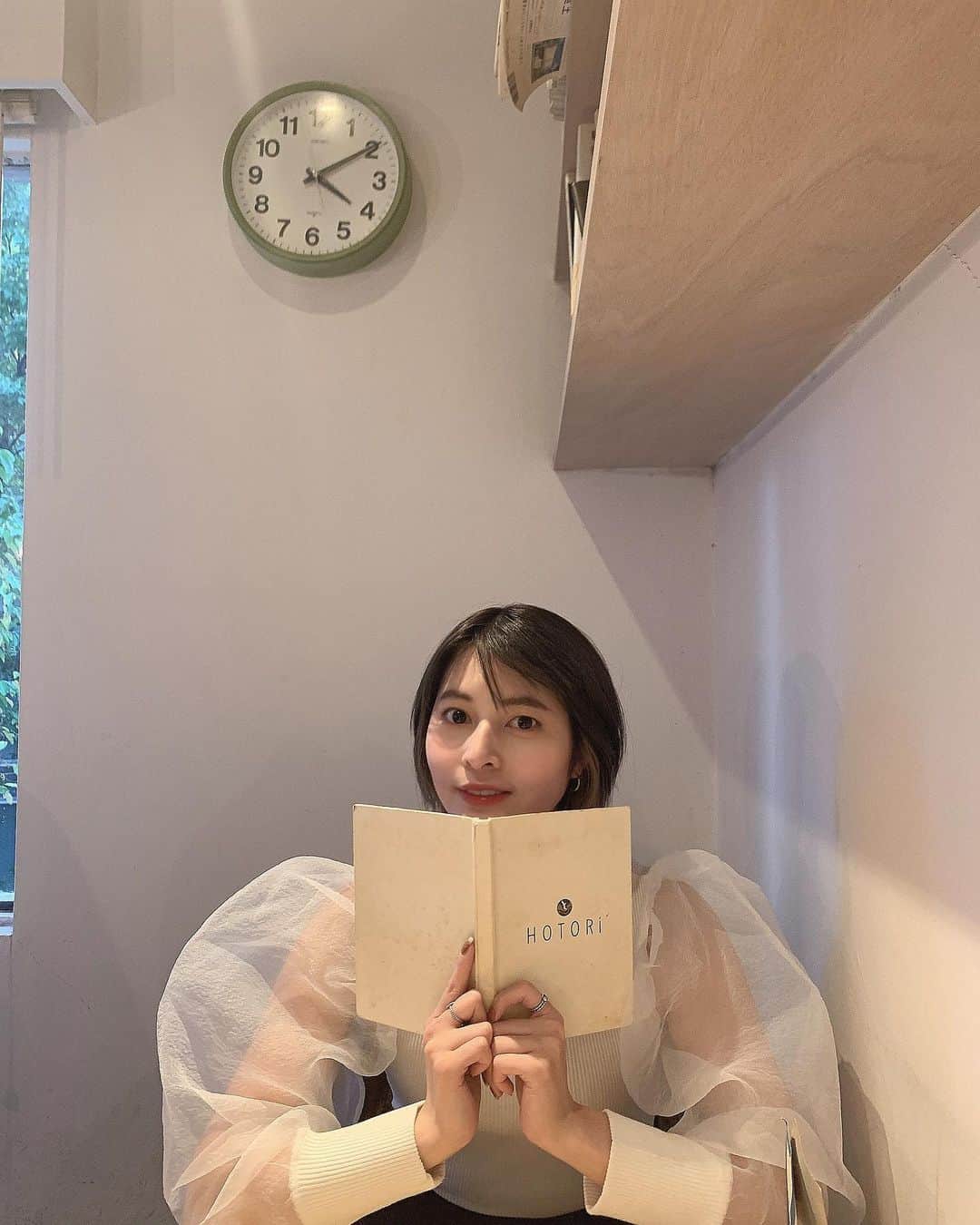 えなちぃのインスタグラム：「とても落ち着くカフェに行った時の🐒 てか、この服可愛いって思って買ったのに、、 女の子うけわよかったけど、男ウケ悪すぎた😅 はぁー、かわいいと思って買ったのになぁー🤓」