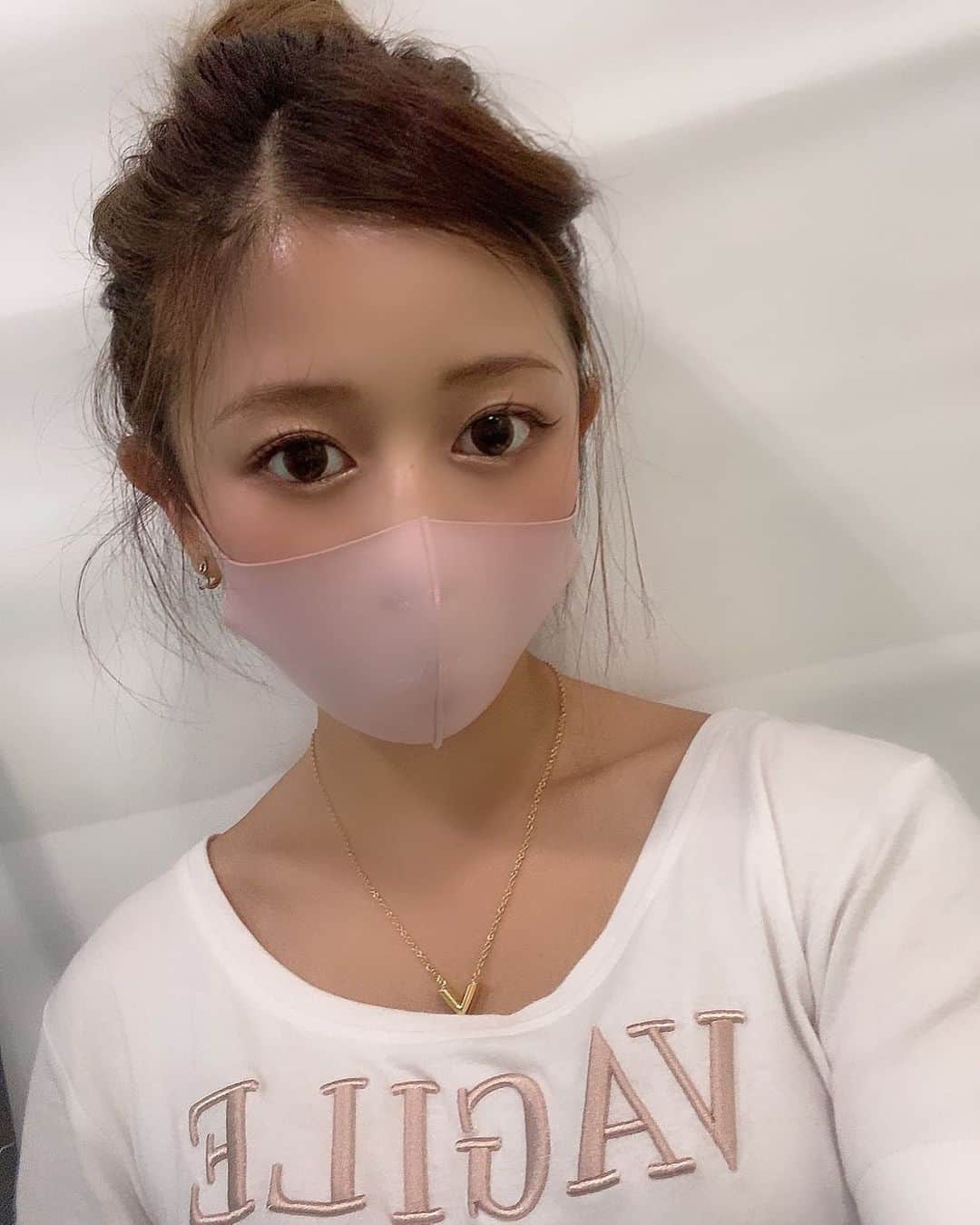 あやなのインスタグラム：「年をとっても若くいられるように今のうちからコツコツと。。。 . . 気付いたらもう25歳🥺 丸顔だし童顔だから若く見られること多いけど綺麗系を目指して頑張ろう⭐️ . 過去の写真を見てるとマツエクつけたくなってくる。。。 . #美意識向上  #美容 #綺麗になりたい  #童顔 #丸顔 #お団子ヘア #大人な女性になりたい  #美肌ケア  #エステ #自己投資」