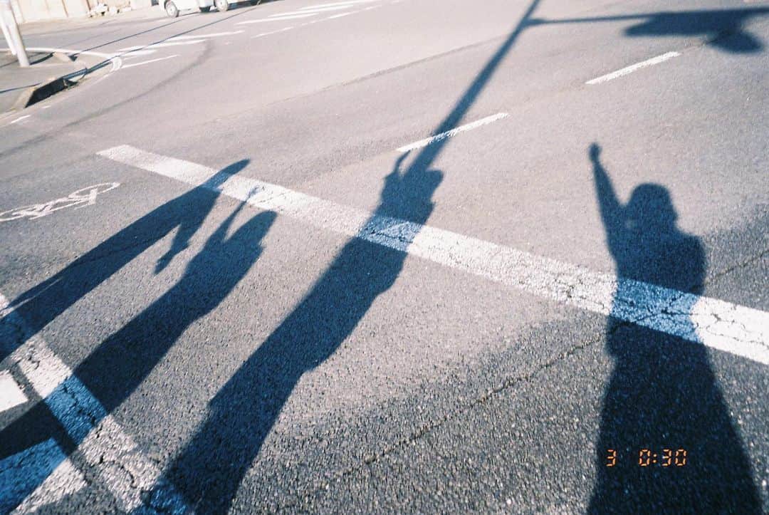 RUNA（竹田瑠奈）さんのインスタグラム写真 - (RUNA（竹田瑠奈）Instagram)「群馬を迷子になりながら横断歩道手上げて歩く可愛い私達 #それでは聴いてくださいその手  #filmphotography #film」11月13日 21時34分 - runacccc