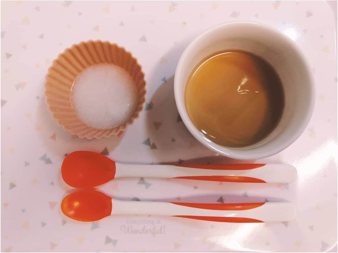 白井珠希のインスタグラム：「* * 離乳食が始まり少し経ちました🍴 私が「あーん」と言うとちゃんとお口をあーんできるようになった✨スゴイ✨ * しかし、どうやら娘は10倍粥がお気に召さないようで、今日に至っては口を真一文字に結び、断固拒否😂 至る所をお粥でベチャベチャにしながら、試行錯誤の日々です…🔰 * * #育児 #0歳児 #instababy #赤ちゃんのいる暮らし#赤ちゃんのいる生活 #2020_spring_baby部 #令和2年ベビー #babyphotography #子育て #子育てぐらむ #離乳食 #babyphotography #リッチェル #ベビー麦茶 #離乳食初期 #10倍粥」