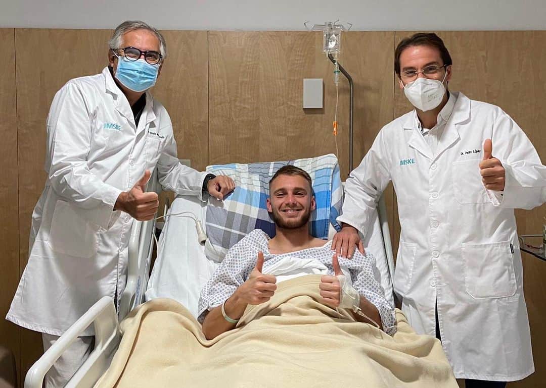 ヤスパー・シレッセンのインスタグラム：「Operation went great! Happy to go home now! Now time to start the recovery💪🏻」
