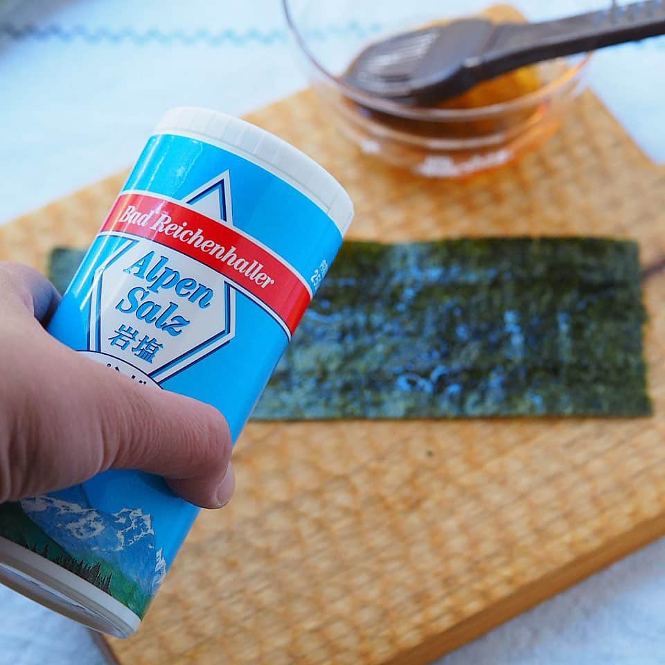 コウタ ＆ *Ryo*さんのインスタグラム写真 - (コウタ ＆ *Ryo*Instagram)「・ 2020.11.13 Fri（レシピあり〼） ・ 2度目まして🌞 Ryoです。 ・ ・ 先日、お弁当に入れてた #コマキンパ ・ ・ 自家製韓国海苔の作り方 ご質問下さってた方、お待たせしました🙏💦💦 ・ ・ アルペンザルツの塩使ったレシピ行きまーす✊ ・ ・ 『自家製韓国海苔deコマキンパ』 ・ ・ 【材料】6本分 ・ おにぎり用焼き海苔・・・6枚 ごま油・・・大さじ1杯 アルペンザルツ・・・適量 ごはん・・・150gほど 〇胡瓜・・・1/3本 〇かにかま・・・2本 〇沢庵・・・適量 〇キムチ・・・適量 煎り胡麻・・・少々 ・ 【作り方】 ・ 〈下準備〉 胡瓜は縦半分にカットし更に３本（計6本）になるように切り分ける。 カニカマは1本を３等分になるよう手で裂いておく。 沢庵、キムチは細かく刻んでおく。 ・ 1⃣ 焼き海苔の片面に刷毛でごま油を薄く塗る。 その上からアルペンザルツをパラパラと振りかける。 この工程を繰り返し海苔を重ねていく。 ・ 2️⃣ 1⃣ を熱したフライパンで両面パリッと炙る。 ・ 3️⃣ 粗熱が取れた2️⃣の上にごはんを薄く広げる。 この時巻き終わりになる部分2/3にはごはんを乗せないようにする。 ・ 4️⃣ 3️⃣に下準備のAをバランスよく乗せる。 手前からくるくると手で巻いていき、巻き終わりを下にして皿に盛り付ける。 最後に煎り胡麻を振りかけて出来上がり。 ・ ・ ☝️ᴾᴼᴵᴺᵀ ・ 焼海苔は高価なものよりお手頃価格の薄めの海苔の方が美味しく仕上がると思います。 フライパンで炙る際、 海苔が茶色くなるまで炙るとやりすぎなので焦がさないように気を付けて下さい。 ・ ・ 中に入れる具材はお好きなものをどうぞ。 焼肉を入れてガッツリ系でもいいですし、ほうれん草や人参のナムルなどでも美味しく召し上がれます。 胡瓜や沢庵などの歯ごたえのある食材を一つ入れるのがお勧めです。 ・ お弁当にも入れやすいサイズですよー。 ・ ・ 海苔は、保存容器に入れて冷蔵保存で。 冷凍もOK👍 ・ 簡単なので良かったらチャレンジしてみてください。 ・ ・  @alpensalz_jp さんでは、 たくさんのレシピを公開中です。 今晩のおかずに困ったらとりあえず覗いてみてください（笑） ・ ・ #アルペンザルツ #美味しい塩  #アルペンザルツの塩 #素材を活かす #PR ・ #わっぱdeごはん  #お弁当 #おうちごはん #おべんとう #おしゃ弁 #レシピ #お弁当記録 #たま木工 #市野吉記 #うつわ #エルグルメ #ロカリ #マカロニメイト #フーディーテーブル #おうちごはんlover #wappadegohann #Japanesefood #lin_stagrammer #igersjp #iegohanphoto #delimia #飯盒 #도시락 #집밥」11月13日 16時18分 - wappadegohann