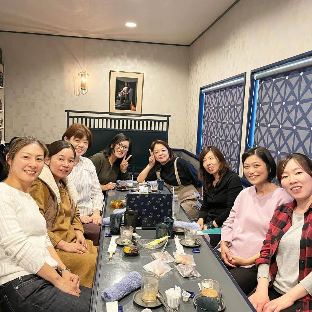 生島早織さんのインスタグラム写真 - (生島早織Instagram)「女子会😊  同窓会😃  久々に集まりました😊  残念ながら参加できなかった子もいたけど〜  懐かしいメンバーと思い出話で盛り上がりました😍  変わって無いね〜😃  とお互い言うも、写真は嘘付かない🤣🤣🤣  話す内容も歳相応で🤣🤣🤣  楽しかった〜❣️😄⭐️  子供の頃の呼び名も笑える🤣  お仕事や結婚して遠くに越してしまった子も多いけど、こうして集まれる地元って良いなぁ〜😍  益々居心地が良くなっちゃう🤣  マスク無しで会える日はまだまだ先なのかな？  #同窓会 #女子会 #同級生 #歳相応 #地元楽しい #時間足りない」11月13日 16時22分 - saori.ikushima