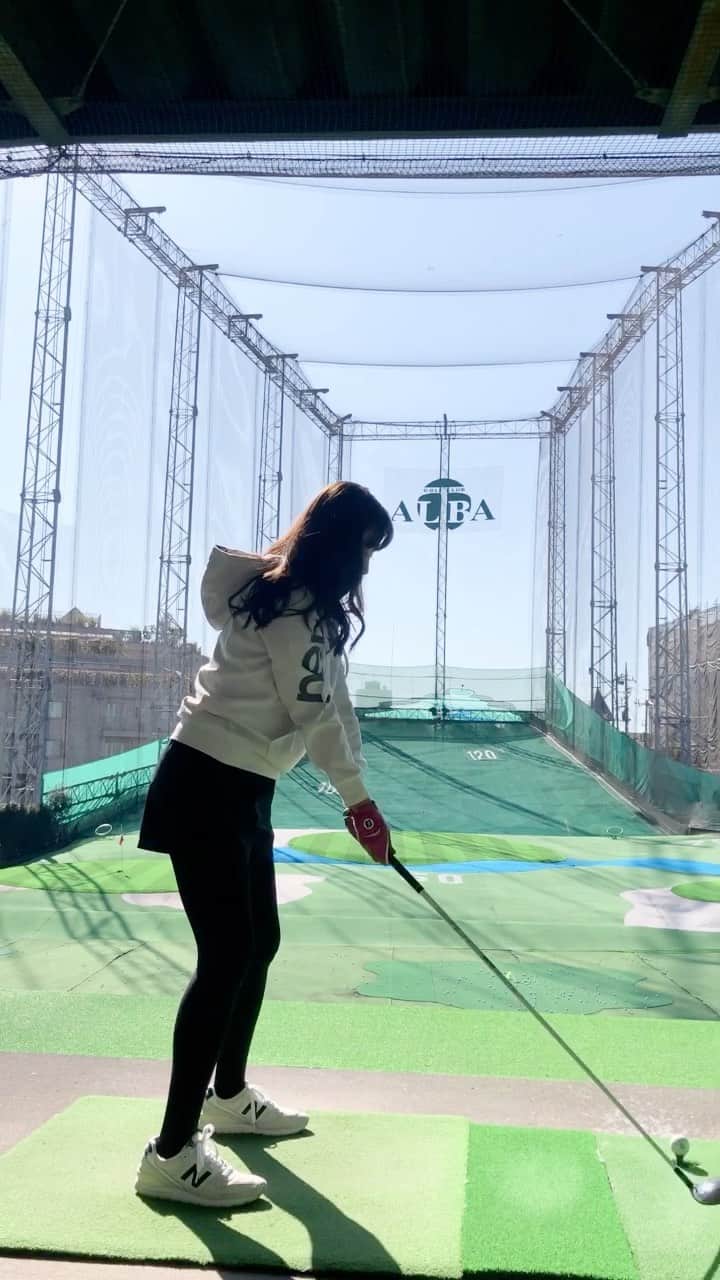 のインスタグラム：「3ヶ月ぶりの打ちっぱなし⛳️ 来月、ゴルフ入ったので練習、練習💦 @callawaygolf_japan  #ゴルフ #打ちっぱなし #ゴルフ女子 #golf #vg_fashion  #epic #new #キャロウェイ #ゴルフスイング #callaway  #ゴルフスイング動画 #model #golfstagram」
