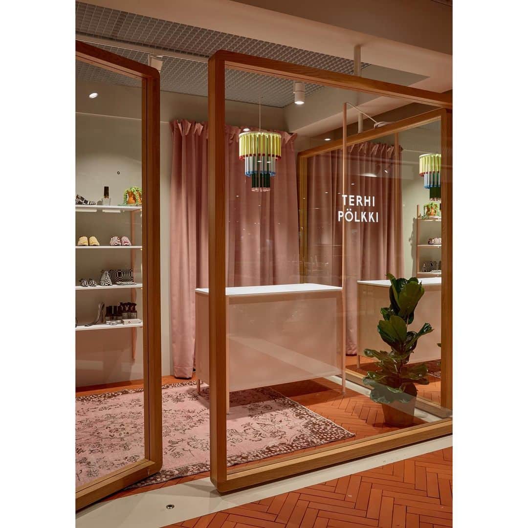 テーリポルキのインスタグラム：「Our flagship store and the whole @kampgarden celebrate their second birthday today ❣️🎂 Two wonderful years full of great events and meetings. Thank you to our lovely customers and the great community we have together with other Finnish brands ❤️  #TERHIPÖLKKI #terhipölkkistore #kampgarden #kämpgalleria #finnishdesign #sustainable  #supportyourlocal」