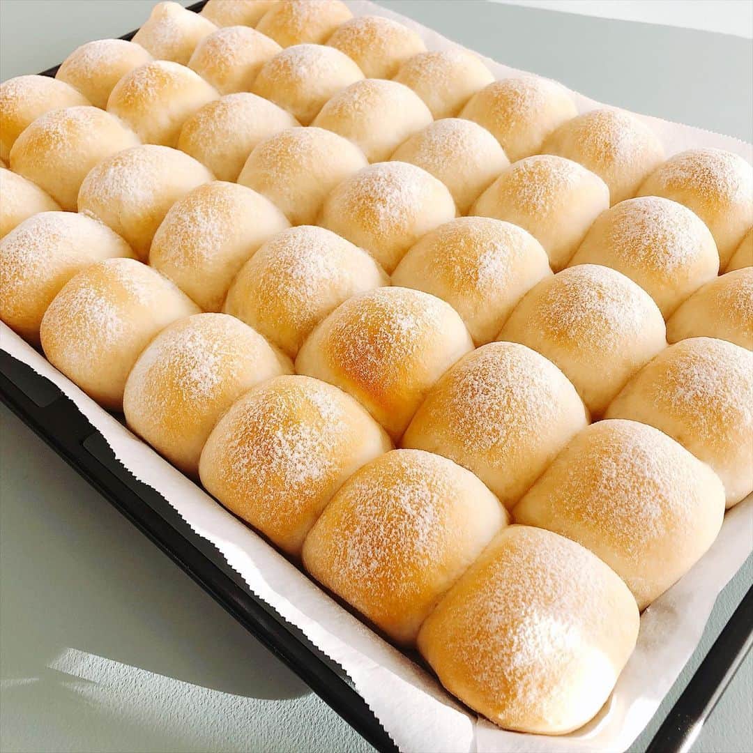 cook kafemaruのインスタグラム：「仕事でお世話になった方に差し入れでちぎりパン焼きました☺️ぷくぷく膨らんだところがみょーに可愛い❤️ #ちぎりパン#softandfluffybread#cookkafemaru」