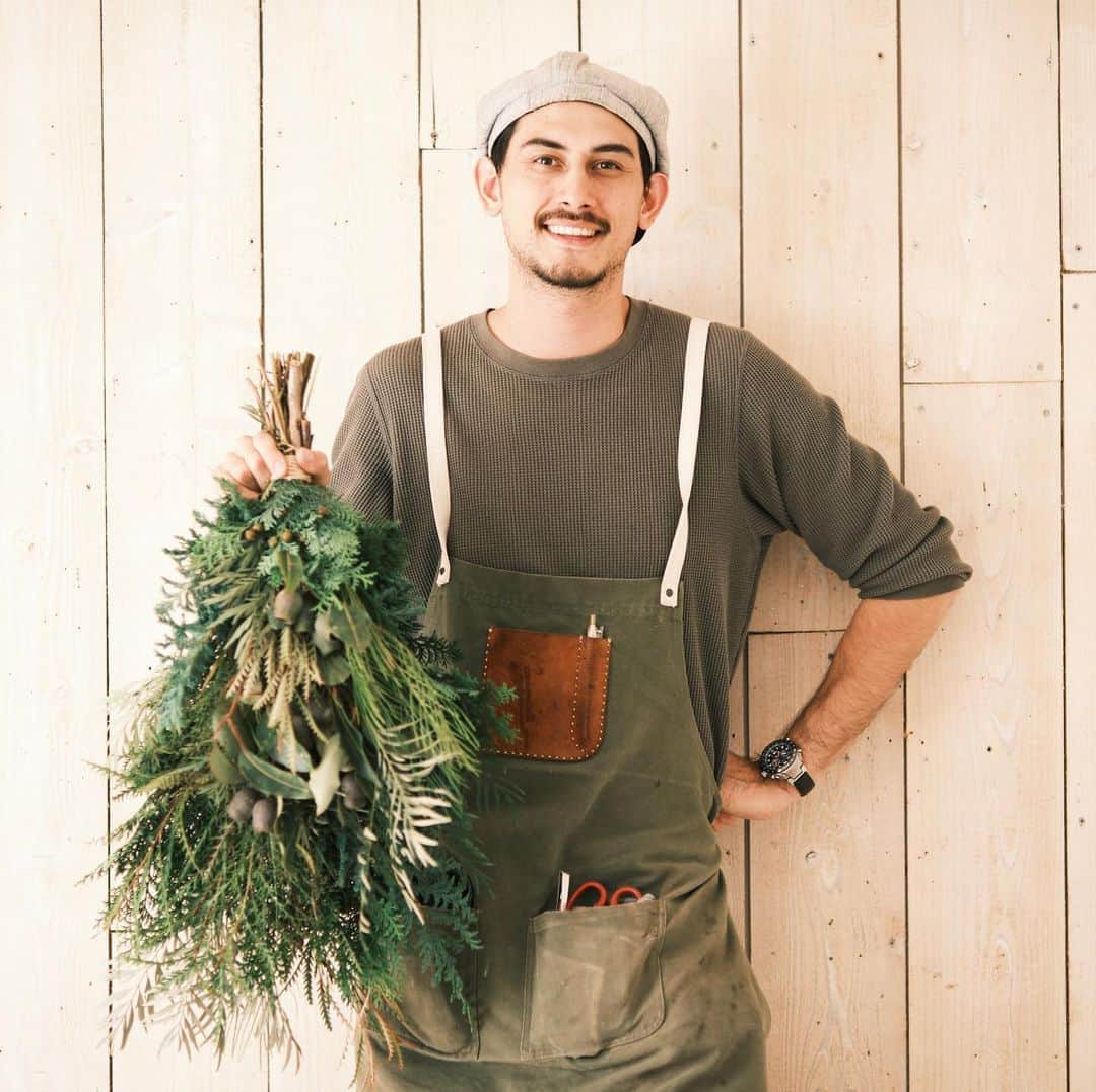 座間アキーバのインスタグラム：「＊お知らせ＊  スワッグ・リースをワゴンの前で教えます！  内容:クリスマススワッグ・リースのレッスンを選んで頂きマンツーマン(1組最大2名様)に教えます。レッスンは外で行うので防寒必須です！  価格: ¥7500(税抜)  ＊ブルーボトルコーヒー付きです　 ＊作った作品は持ち帰えれます 日時: ・ 11/21.11/27.11/30.12/4.12/7 ・ 1330時 or 1530時 ・ 興味がある方はDM下さい🌞24時間以内にお返事致します予約は早い者勝ちです！」
