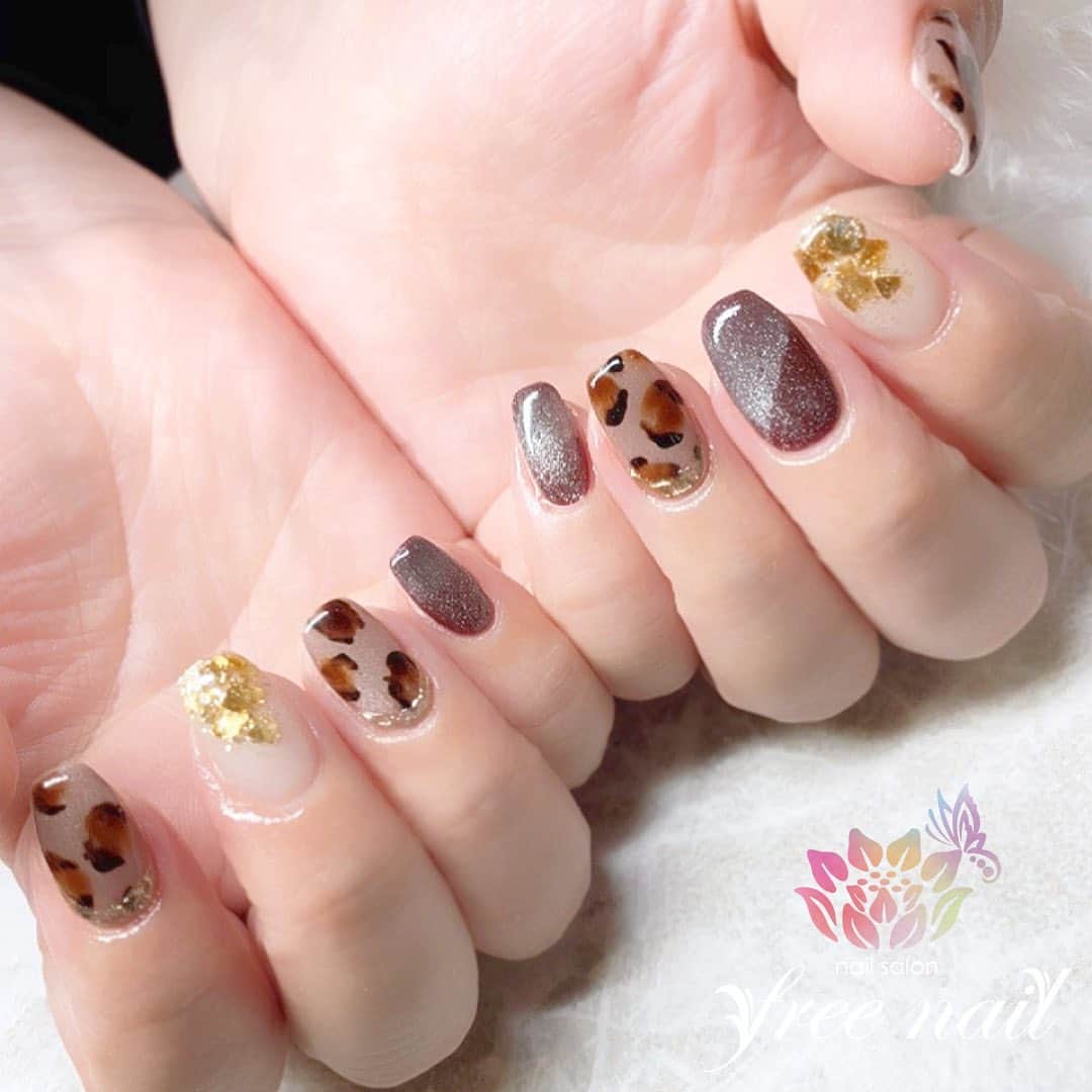 free nail フリーネイルのインスタグラム：「. お客様ネイル💅🏻🍂 . マグネットネイル🧲 . 秋色アニマルでオシャレに🐆🍂 . ご来店ありがとうございました🙇🏻‍♀️🙇🏻‍♀️🙇🏻‍♀️💗 . #ネイルアート #ジェルネイル #ネイルサロン #大阪ネイルサロン #ネイルデザイン #ネイルチェンジ #マグネットネイル #マグネットジェル #アニマルネイル #レオパードネイル #ベージュネイル #ブラウンネイル #デザインネイル #トレンドネイル #大人ネイル #シンプルネイル #きれいめネイル #秋ネイル #autumnnails #nailsart #nailsdid #美甲 #日式美甲 #日式美甲胶 #日本美甲师 #日本美甲老师 #美甲上课 #日本胶 #フリーネイル #freenail」