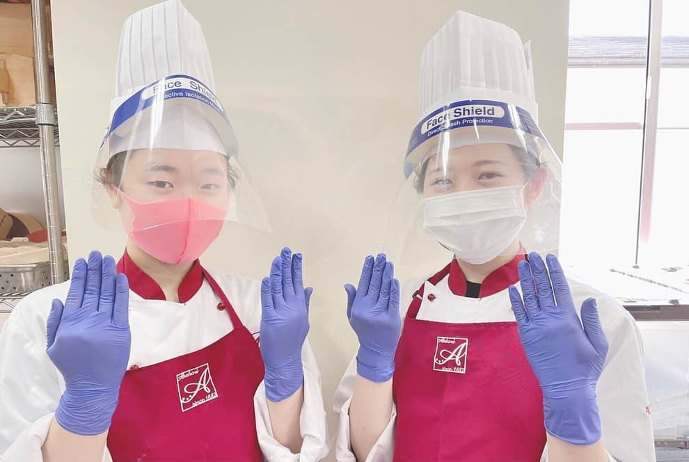 赤堀製菓専門学校さんのインスタグラム写真 - (赤堀製菓専門学校Instagram)「こんにちは！パティシエ実践科2年です。12月1.2.3日の3日間！ パティスリーAKAHORIをオープンします😁 ウイルス感染対策は徹底しておりますので、ご安心してご来店ください。  #お菓子作り #お菓子作り好きな人と繋がりたい #お菓子 #パティシエ #スイーツ好き #東京スイーツ #目白スイーツ #東京カフェ巡り #製菓学生 #スイーツ部 #スイーツづくり」11月13日 16時42分 - akahoriseika
