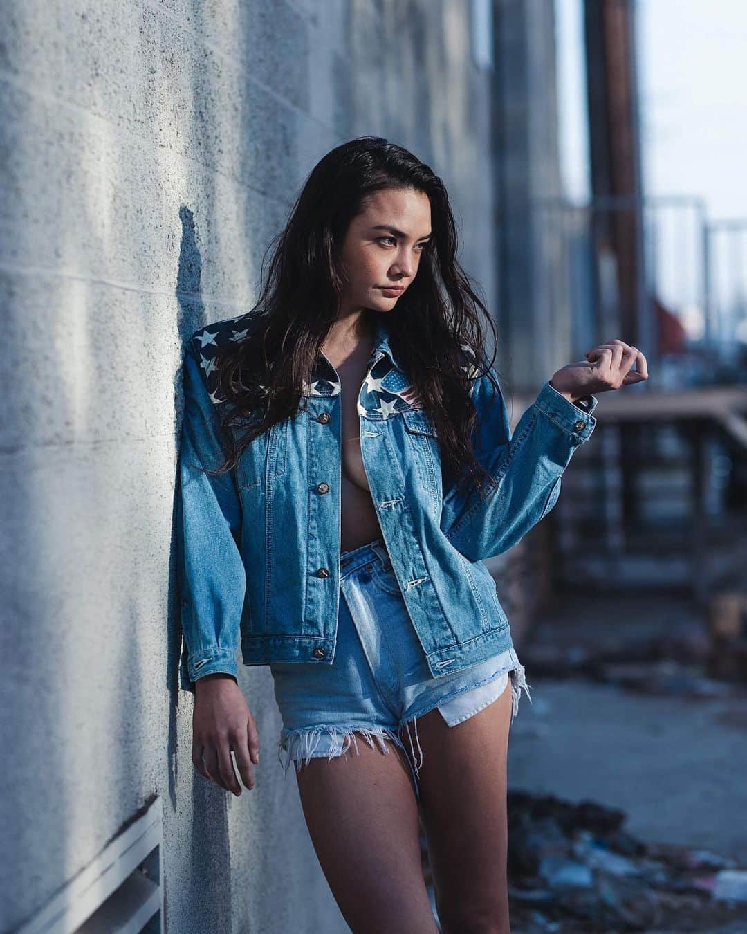 加賀美セイラのインスタグラム：「#JeansStyle💙💙💙 #JeanJacket #JeanShorts 💙💙💙💙💙💙💙 #WhatDoYouWant I #forgotMyTshirt in the laundry」