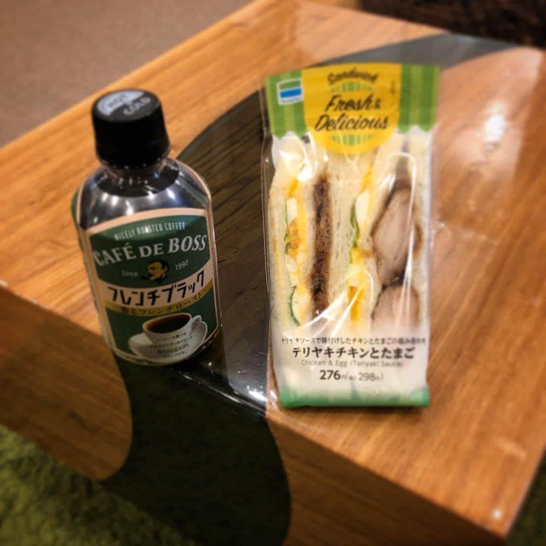 北山陽一のインスタグラム：「さ、遅めのおやつ終えたから、引き続き頑張る。#cafédeboss #ファミマ #ボスパーン」