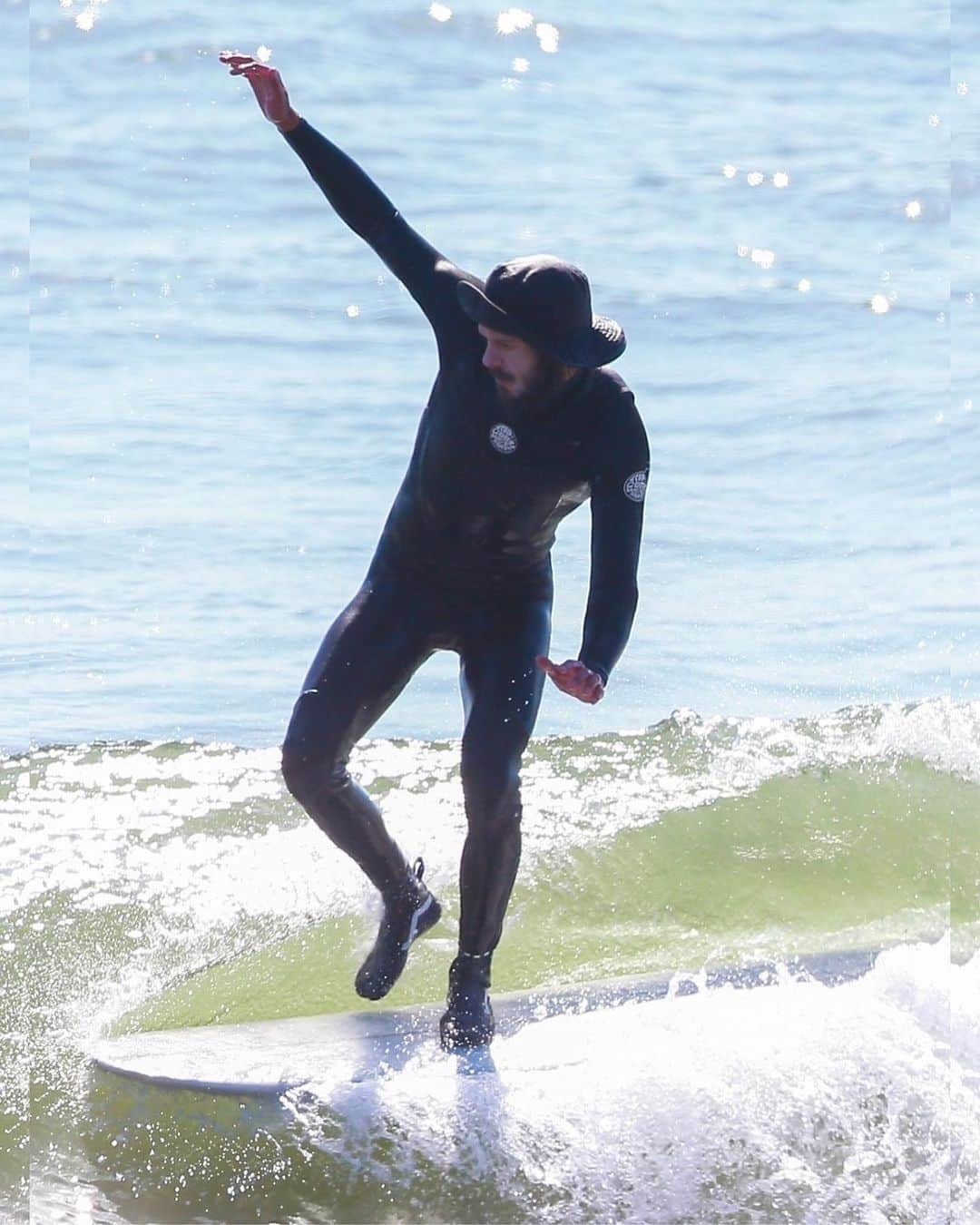 Just Jaredさんのインスタグラム写真 - (Just JaredInstagram)「Adam Brody keeps his balance by striking a pose on his surfboard during a surfing date with wife Leighton Meester in Malibu #AdamBrody #LeightonMeester Photos: Backgrid」11月13日 16時45分 - justjared