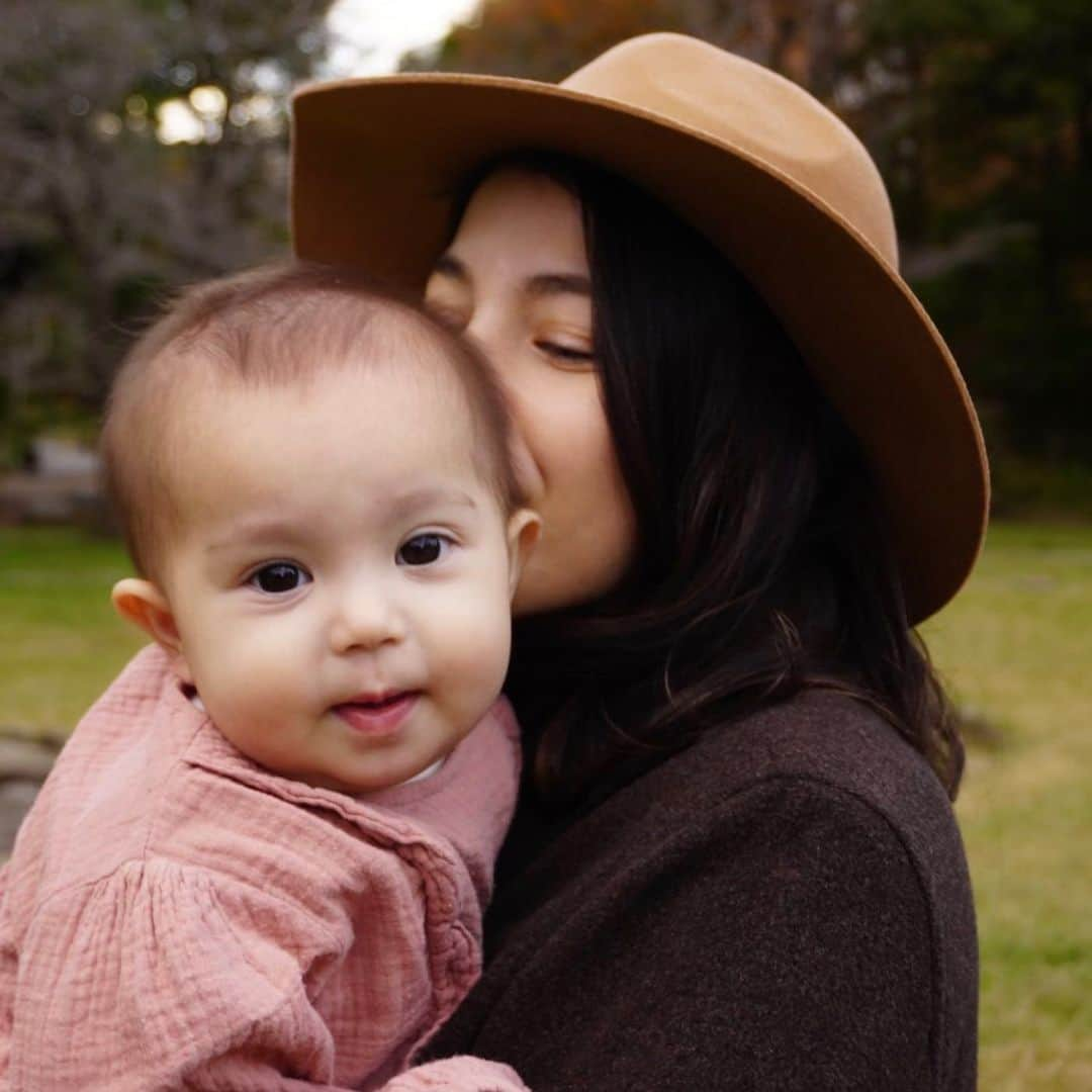 村上シェリーのインスタグラム：「歩くのが楽しくなる秋景色🍁🌾 • 自然の配色てなぜこんなにも綺麗なんだろう〜 • 子どもの頃は秋が物悲しくてあまり好きではなかったけど、 今は絵の具🎨をこぼしたように見える秋の景色が大好きだ〜🍁 • #秋服コーデ #ママコーデ  #혼혈모델#혼혈여자모델#일본혼혈모델 #바크인스타일서울#모델촬영#모델#모델섭외 #style #momstyle  #barkinstyle #女模特兒 #女模 #sherrymurakami  #ママライフ」