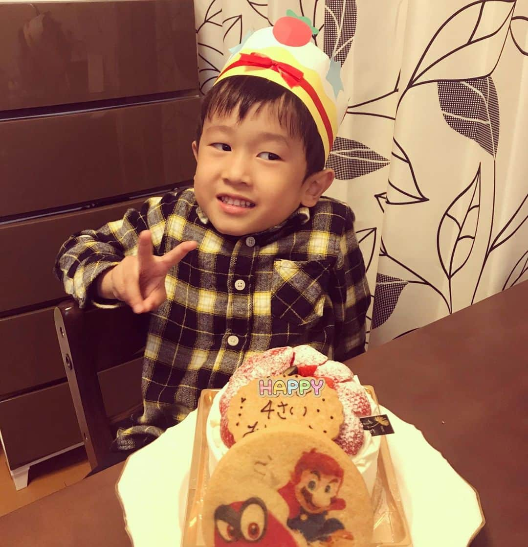 小西ゆりなさんのインスタグラム写真 - (小西ゆりなInstagram)「お誕生日おめでとう👦💕 出血大サービスな難産で17時間もかかったあの日からもう4年… あぁ💔早すぎる🙄 今夜はBDパーティーです🎂🥳 #本日お誕生日 #11月13日 #お誕生日おめでとう #4歳男の子 #今夜はパーティー　#幼稚園でもお誕生日会」11月13日 16時47分 - yurina_konishi