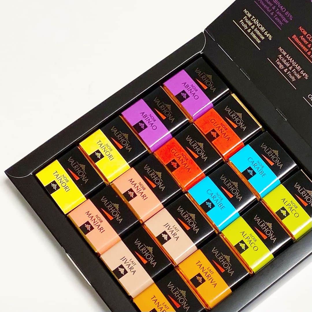 市川歩美のインスタグラム：「フランスの有名チョコレートブランド、VALRHONA（ヴァローナ）のコフレ・デギュスタシオンです。いいですよ、これ❤️  プロ御用達のVALRHONA（ヴァローナ）社を代表する有名なチョコレートが小さなチョコレートになってアソートされています。  ヴァローナのオンラインショップでも買えます♡（おとりよせネットの連載でも書きました♡）  #ilovechocolate  #chocolat #chocolatelovers  #chocolate #チョコレート #チョコレート大好き #チョコレート好き #ショコラ #チョコレート好きと繋がりたい #カカオ#valrhona #valrhonachocolate #ヴァローナ」