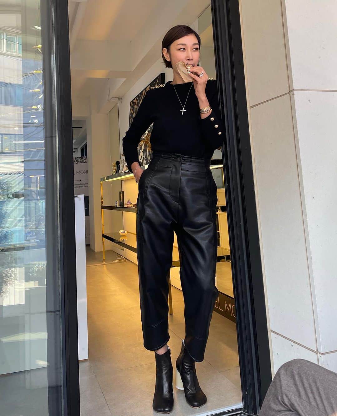 ピョン･ジョンスさんのインスタグラム写真 - (ピョン･ジョンスInstagram)「Holiday🎀hoya collection 오래기다리셨어요(공구예정)🙈 HOYALABEL로 새롭게 선보입니당!!  콜라보로 옷만드는거 잼있어요 MariHoya는 2번째 진행해요!!  🛎캐시미어시리즈 [판쵸/체인플오버] 🛎에코레더팬츠 [블랙/울터틀렉] 지금 딱 입기좋은 녀석들!  내일 예고라방 해드려요 14일-저녁8시 15일9am오픈✳️11am 라이브  🎁멋진선물도 준비했어용 사이트미리보기▶️프로필링크」11月13日 16時51分 - hoyatoya