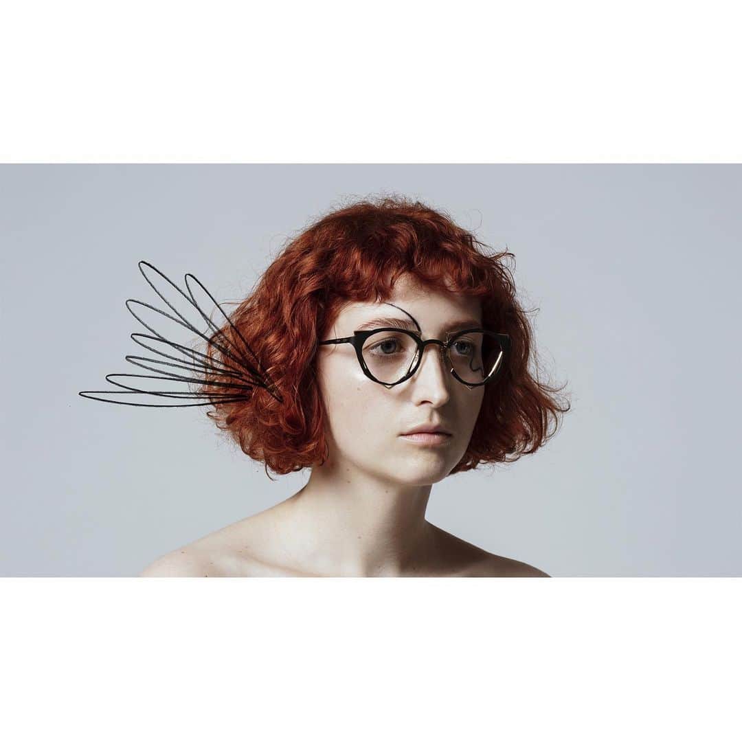 マサヒロマルヤマのインスタグラム：「Just Launched update new collection "doodle". I expressed a 360-degree animation with doodle lines. https://masahiromaruyama.com/  Art director : Makoto Sawada Photographer : Yume Hair and Make : 畑江 千穂 Retouch : 寺澤 恒 Frontend engineer : Jongmin Kim  #doodle #MASAHIROMARUYAMA #eyewear #sunglasses #maideinjapan」