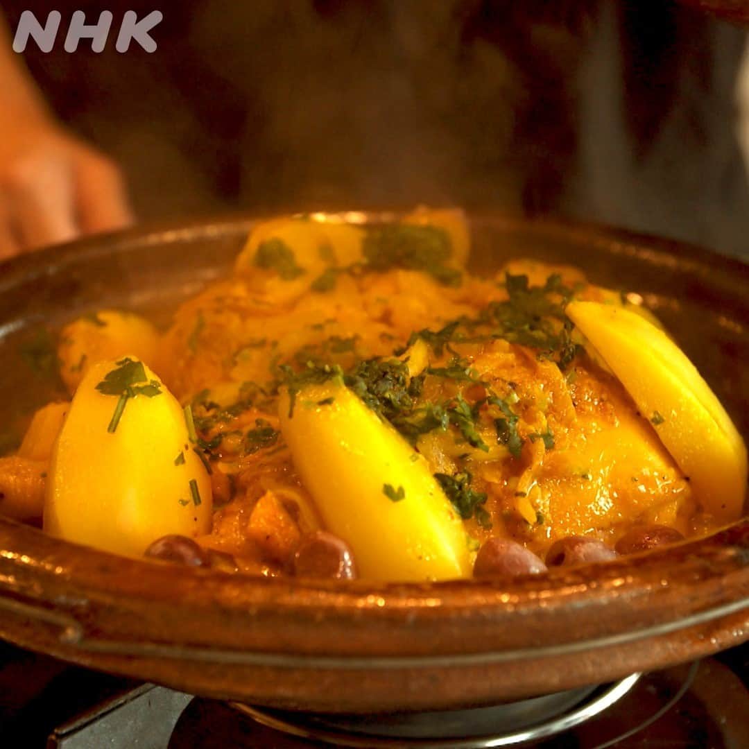 NHK「世界はほしいモノにあふれてる」さんのインスタグラム写真 - (NHK「世界はほしいモノにあふれてる」Instagram)「＼絶品タジンレシピ／  きのうの新企画 #せかほし不動産  楽しんでいただけましたか？  番組に登場した、 旅する料理家口尾麻美さんが、 タジン料理のレシピを教えてくれました！  口尾さんご自身がモロッコを旅して、 マラケシュのお母さんたちから習った、 秘伝のレシピです✨  タジン鍋をお持ちでしたら、 週末の食卓にいかがですか？  ■「チキン・シトロン・タジン」（２～３人分）  【材料】 骨つき鶏肉　400g タマネギ（うす切り）　１個 ジャガイモ　２個 オリーブ　大さじ２　 A ・クミン　小さじ１ ・ジンジャーパウダー　小さじ１  ・ターメリックやサフランパウダー 　　　　　　　　（あれば）適量 ・塩　　小さじ１ ・にんにく（すりおろす）　小さじ１ B ・イタリアンパセリ（みじん切り） 大さじ1/2 ・コリアンダー（みじん切り）　大さじ1/2 ・レモンコンフィの皮（細切り）　 　大さじ1/2個分 ※レモン（輪切り）で代用可 ・オリーブオイル　大さじ２～３  [作り方] 1.	鶏肉は塩、レモン汁、オリーブオイル 　　（すべて分量外） 　　でマリネする。じゃがいもはくし形に切る。  2.	タジンの中心にタマネギを少しひき、 　　その上に１の鶏肉を並べ、 　　残りのタマネギをのせて 　　少量の水で溶いたAとBを入れて、 　　オリーブオイルを回しかけてフタをする。 　　途中、煮汁を回しかけながら３０分ほど、 　　弱火で蒸し煮する。  3.	鶏肉がある程度やわらかくなったら、 　　じゃがいも、オリーブ、 　　レモンコンフィの皮を入れる。 　　ふたをして全体に火が通るまで蒸す。  #モロッコ #マラケシュ #タジン #タジン鍋 #レシピ #スパイス #口尾麻美 #せかほし #世界はほしいモノにあふれてる #nhk #木曜　#２２時３０分 #sekastagram  何気にきょうは #13日の金曜日  ですが #よい週末を！」11月13日 16時59分 - nhk_sekahoshi