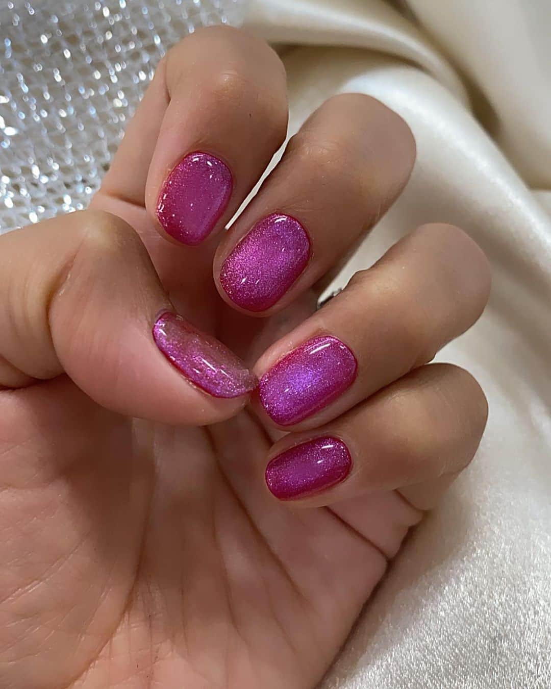 迫田愛子のインスタグラム：「たまにはネイル載せようかな💅w﻿ ﻿ @esnail_japan 全店で﻿ 大人気のmagnetネイル💖﻿ ﻿ ⬇️こちらのお店でどうぞ✨﻿ ﻿ @ellenail_shibuya﻿ @ellenail_shinjuku ﻿ @esnail_kichijoji ﻿ @esnail_omiya ﻿ @esnail_nagoya ﻿ @esnail_osaka ﻿ @esnail_fukuoka ﻿ ﻿ #nail#nails#nailart#naildesign#esnail#ellenail_shibuya#gelnail#ネイル#ジェルネイル#elleネイル#esネイル#ネイルデザイン#美甲#네일아트﻿ #tokyo#shibuya#newnail#渋谷店#新宿店#吉祥寺店#大宮店#名古屋店#大阪店#福岡店#ミラーネイル#オーロラミラーネイル#グリッターネイル#パステルネイル﻿」