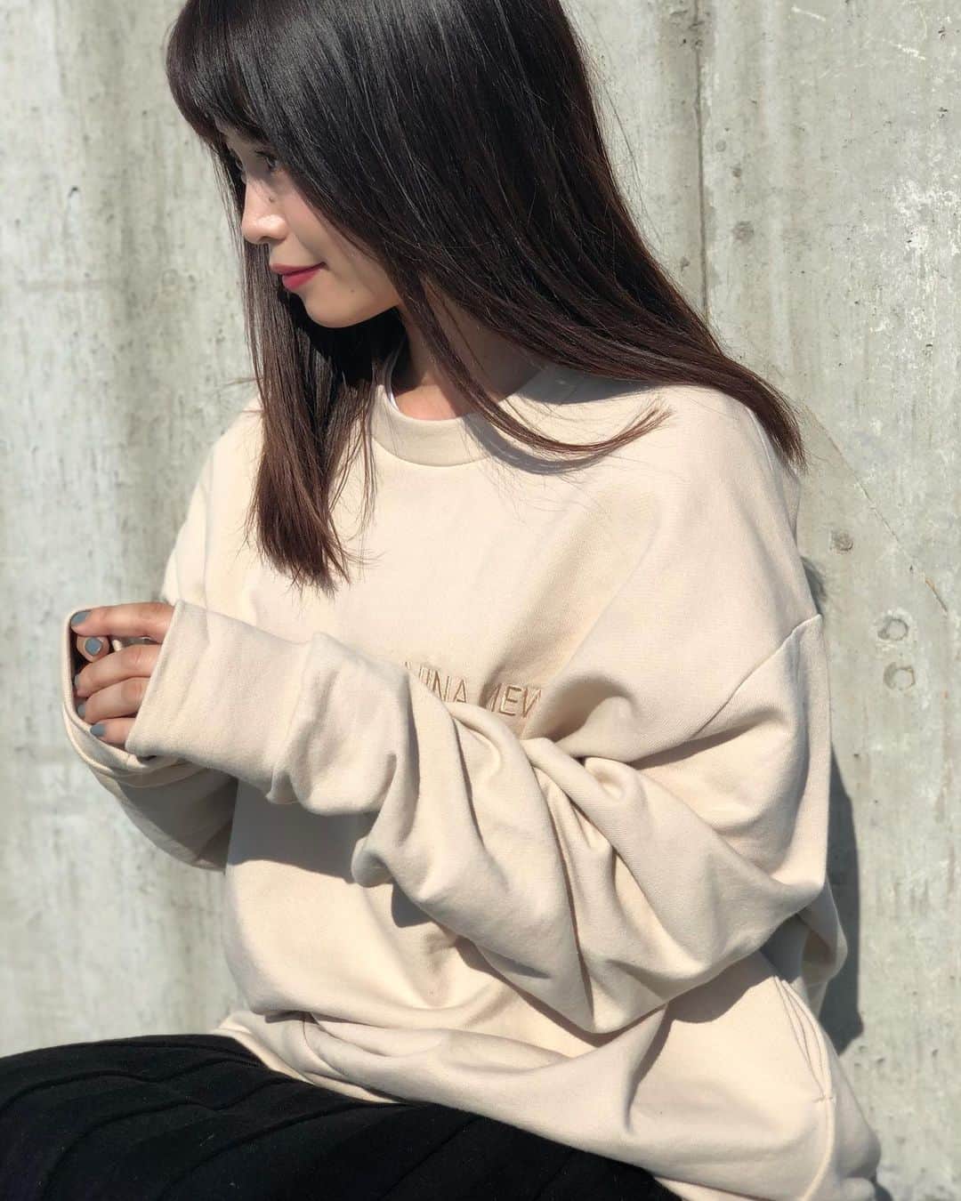 新谷美奈のインスタグラム：「.﻿ ﻿ 入荷を楽しみにしてた﻿ スウェットが到着🐰💗﻿ 彼のスウェットを借りたかのような﻿ ダボっと感がたまらなくすきー😚🤍﻿ ﻿ Nina mew﻿ sweat ¥15,000+tax﻿ skirt ¥20,000+tax﻿ ﻿ ▷HAPPY COUPONで最大10%OFFに！﻿ 　精算時にお渡ししております♡﻿ ﻿ @ninamew_official#Ninamew#ニーナミュウ#ゆめタウン#ゆめタウン佐賀#セレクトショップ#selectshop」