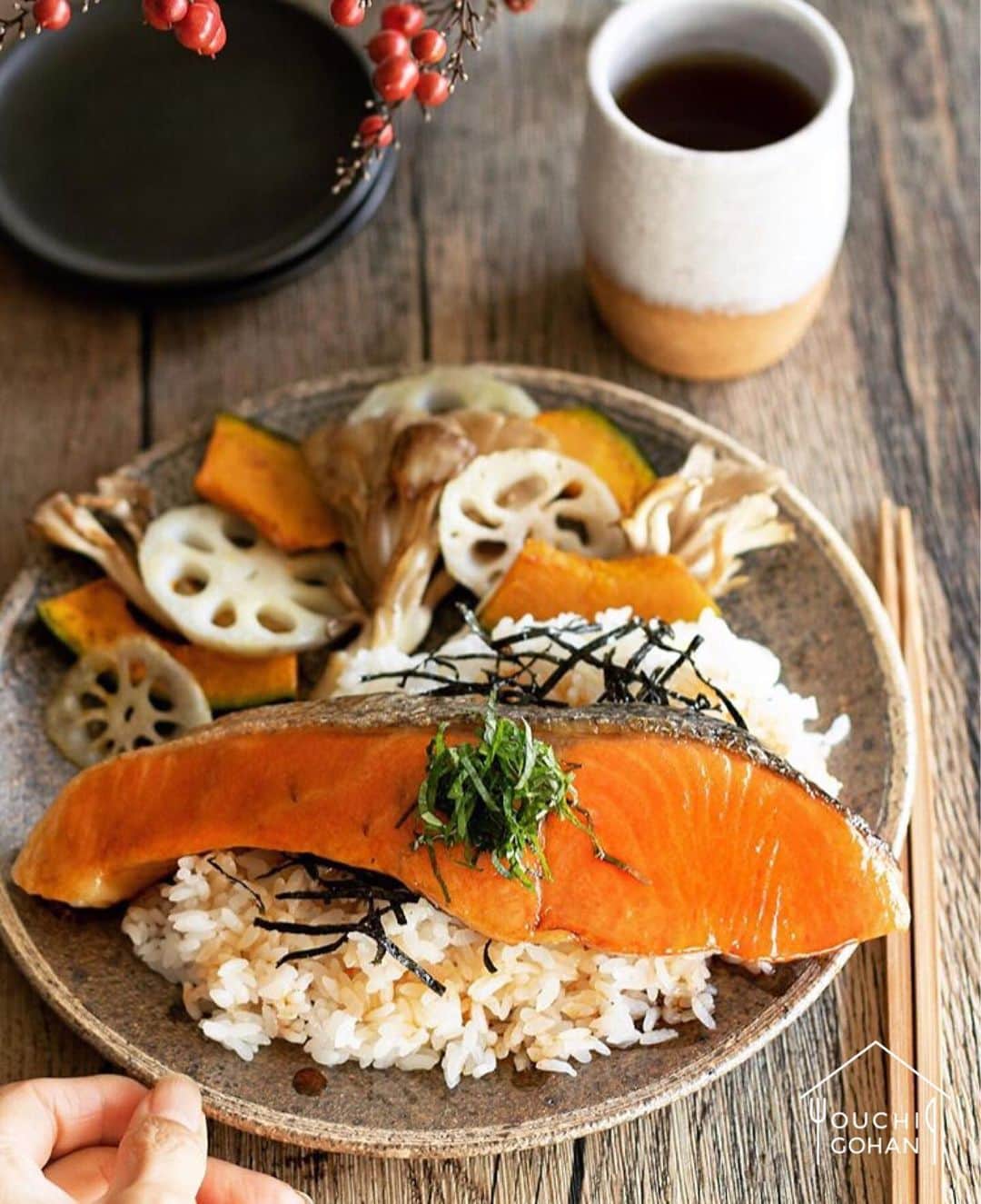 おうちごはん編集部さんのインスタグラム写真 - (おうちごはん編集部Instagram)「【 #おうちごはんLover 】photo by @yukibonyukibon﻿ @yukibonyukibon さんの食卓には、秋を代表する食材がもりだくさん！﻿ ﻿ 脂がよく乗った秋鮭が美味しい季節🥢塩焼きにホイル焼き、ちゃんちゃん焼きなどいろんな食べ方がありますが、 @yukibonyukibon さんは照り焼きにしました💕甘辛いタレでご飯がより進んでしまいそう～！！！﻿ ﻿ マイタケと秋野菜のグリルも添えられています。秋の美味しいものをふんだんに味わえる、最高のワンプレートですね🎵﻿ ------------------﻿ ◆ #おうちごはんLover を付けて投稿するとおうちごはんの記事やこのアカウント、おうちごはん発信のトレンドリリースなどでご紹介させていただくことがございます。スタッフが毎日楽しくチェックしています♪﻿ ﻿ ［staff : たえさん］﻿ ------------------﻿ #おうちごはんlover #おうちごはんラバー #ouchigohanlover #デリスタグラマー #おうちごはん #ouchigohan #いつものいただきますを楽しく #おうちカフェ #おうちごはん革命 #おうち時間 #おうちで過ごそう #lin_stagrammer #foodporn #foodphoto #foodstyling #秋鮭  #しゃけ #鮭 #照り焼き #鮭の照り焼き #ご飯が進むおかず #秋のワンプレート #ワンプレート #ワンプレートご飯」11月13日 16時57分 - ouchigohan.jp