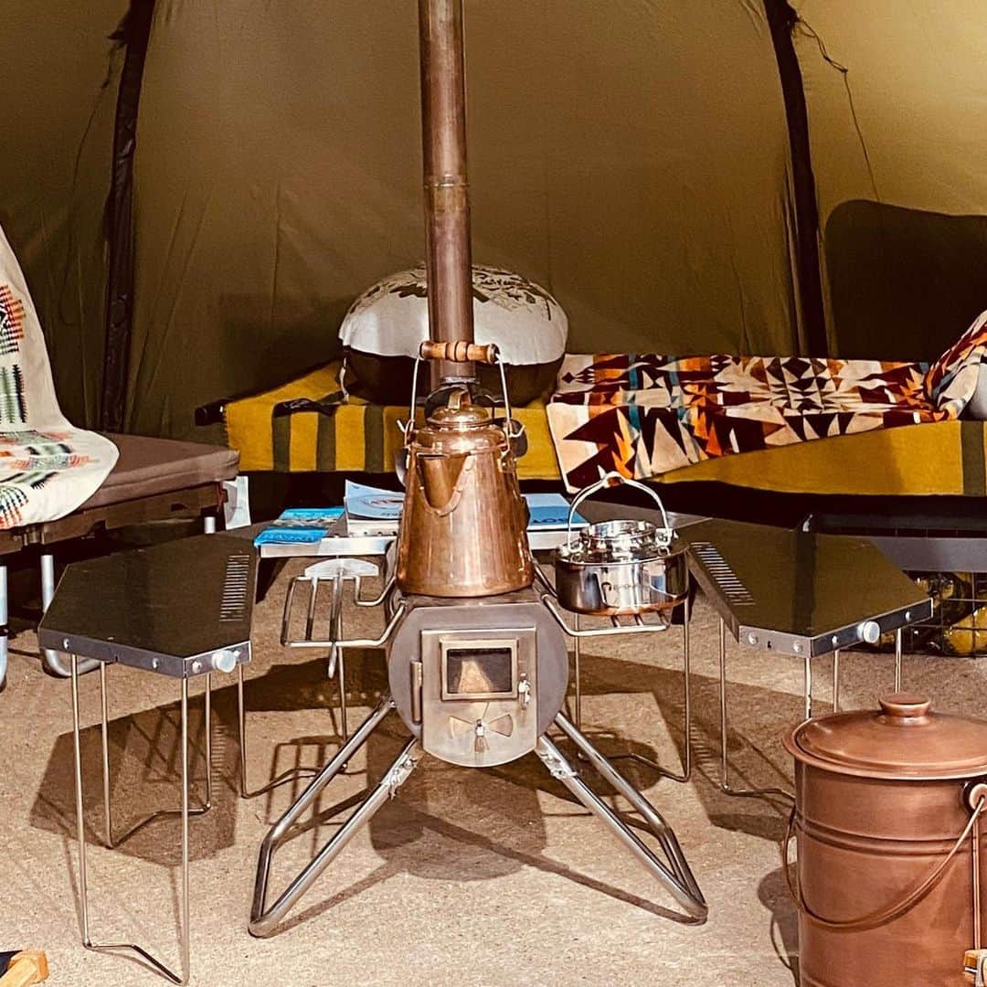 SUNDAY MOUNTAINさんのインスタグラム写真 - (SUNDAY MOUNTAINInstagram)「【冬のテント⛺️もポッカポカ‼️】サビに強い丈夫なステンレス製で、どんな過酷なアウトドアシーンにも耐えます。持ち運びに便利なコンパクト設計で、機能性にも優れた頼もしい薪ストーブです❗️ * 本体の窓は耐熱ガラスなので、薪を燃やしてる最中でも窓から中の炎を見ることができます。 窓から漏れる炎は心も温めてくれ、一層特別で素敵な時間を演出してくれます❗️ * * * ■ブランド名：G-Stove ■商品名：ジーストーブヒートビューXL本体セット ■サイズ（最大）:（約）横50cm × 奥行47.5cm × 高さ290cm ■素材：ステンレス ■重量：11.3 kg ■生産国：ノルウェー ■セット内容：本体×1、煙突×5、火格子×1、煙突蓋×1、灰落とし用スクレーパー×1 ■耐熱温度：〜1000度 ■パッケージ： 梱包のサイズ：（約）横55cm × 奥行28.5cm × 高さ35cm ■税別価格：62,000円 * * ■ブランド名：G-Stove ■商品名：ジーストーブヒートビュー本体セット ■サイズ（最大）：（約）横42cm × 奥行42cm × 高さ236cm ■重量：9.3kg ■セット内容：本体×1、煙突×6、火格子×1、煙突蓋×1、灰落とし用スクレーパー×1 ■パッケージ： 梱包のサイズ：（約）横42.5×奥行28×高さ34cm ■税別価格：47,000円 * * * 詳しくはダイレクトメールにてお問い合わせください！ →→→ @thegate.camp （オンライン接客も受付中です！） * * ■THE GATE by SUNDAY MOUNTAIN 福井県福井市定正町1216 TEL 0776-97-8848 * ◎営業時間：11:00~19:00 (水曜日定休) ＝＝＝＝＝ * * * #THEGATEbySUNDAYMOUNTAIN #sundaymountain #サンデーマウンテン #アウトドア #アウトドアショップ #アウトドアファッション #キャンプ #キャンプギア #ハイキング #福井  #パタゴニア　 #スノーピーク  #コールマン　 #フーディニ　 #アンドワンダ ー #グリップスワニー　 #山と道 #SOTO #Trangia #MSR #snowpeak #ogawa #trangia #Petromax #G-Stove #ジーストーブ #薪ストーブ」11月13日 17時01分 - sundaymountain