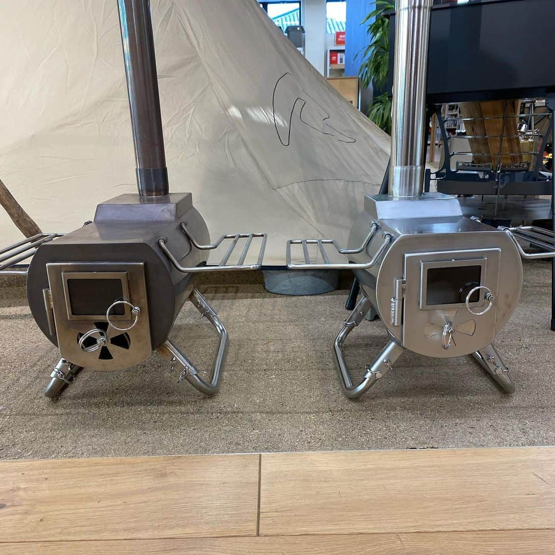 SUNDAY MOUNTAINさんのインスタグラム写真 - (SUNDAY MOUNTAINInstagram)「【冬のテント⛺️もポッカポカ‼️】サビに強い丈夫なステンレス製で、どんな過酷なアウトドアシーンにも耐えます。持ち運びに便利なコンパクト設計で、機能性にも優れた頼もしい薪ストーブです❗️ * 本体の窓は耐熱ガラスなので、薪を燃やしてる最中でも窓から中の炎を見ることができます。 窓から漏れる炎は心も温めてくれ、一層特別で素敵な時間を演出してくれます❗️ * * * ■ブランド名：G-Stove ■商品名：ジーストーブヒートビューXL本体セット ■サイズ（最大）:（約）横50cm × 奥行47.5cm × 高さ290cm ■素材：ステンレス ■重量：11.3 kg ■生産国：ノルウェー ■セット内容：本体×1、煙突×5、火格子×1、煙突蓋×1、灰落とし用スクレーパー×1 ■耐熱温度：〜1000度 ■パッケージ： 梱包のサイズ：（約）横55cm × 奥行28.5cm × 高さ35cm ■税別価格：62,000円 * * ■ブランド名：G-Stove ■商品名：ジーストーブヒートビュー本体セット ■サイズ（最大）：（約）横42cm × 奥行42cm × 高さ236cm ■重量：9.3kg ■セット内容：本体×1、煙突×6、火格子×1、煙突蓋×1、灰落とし用スクレーパー×1 ■パッケージ： 梱包のサイズ：（約）横42.5×奥行28×高さ34cm ■税別価格：47,000円 * * * 詳しくはダイレクトメールにてお問い合わせください！ →→→ @thegate.camp （オンライン接客も受付中です！） * * ■THE GATE by SUNDAY MOUNTAIN 福井県福井市定正町1216 TEL 0776-97-8848 * ◎営業時間：11:00~19:00 (水曜日定休) ＝＝＝＝＝ * * * #THEGATEbySUNDAYMOUNTAIN #sundaymountain #サンデーマウンテン #アウトドア #アウトドアショップ #アウトドアファッション #キャンプ #キャンプギア #ハイキング #福井  #パタゴニア　 #スノーピーク  #コールマン　 #フーディニ　 #アンドワンダ ー #グリップスワニー　 #山と道 #SOTO #Trangia #MSR #snowpeak #ogawa #trangia #Petromax #G-Stove #ジーストーブ #薪ストーブ」11月13日 17時01分 - sundaymountain