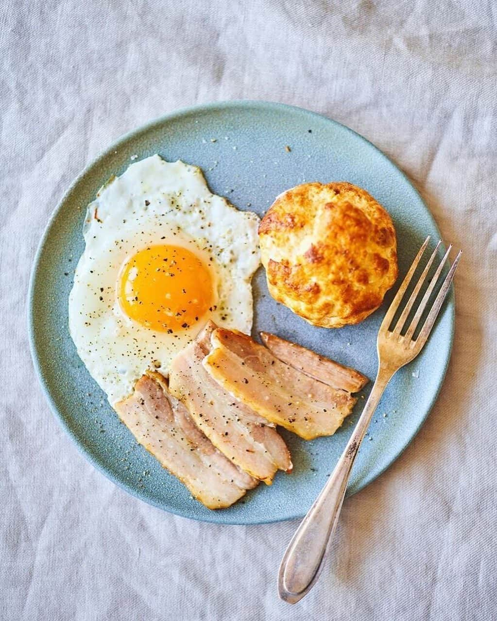 大人のニキビにルナメアACのインスタグラム：「【1日の始まりは美味しい朝食と心地よいスキンケアから】﻿ ﻿ 朝の定番メニューのベーコンエッグ。﻿ カリッと焼き色がついた自家製ベーコンがとっても美味しそうです。﻿ ﻿ 忙しい朝の時間でも、しっかりと朝食は摂っていますか？﻿ 1日を元気にスタートさせるためには、朝食は欠かせません。﻿ ﻿ 朝食には睡眠中に低下した体温を上昇させ﻿ 夜の間休んでいた脳や身体に﻿ エネルギーを供給する役割があります。﻿ ﻿ エネルギー不足は集中力、記憶力が低下につながることも。﻿ 良いコンディションで仕事や勉強に取り組むためには﻿ 1日の始めにしっかりエネルギー補給をすることが大切です。﻿ ﻿ 元気で快適な1日を送れるよう﻿ まずはシンプルなメニューから﻿ 朝食を取り入れてみてくださいね。﻿ ﻿ 朝食後は、肌にうるおいチャージを。﻿ ルナメアACでうるおって健やかな肌で一日を始めましょう。﻿ ﻿ ﻿ Photo by @misa_enomoto ﻿ ﻿ ﻿ #ルナメアac #lunamer #lunamerac #富士フイルム #ルナメアアクネケア #スキンケア #ニキビ予防 #ニキビケア #ニキビ改善 #大人ニキビ #大人ニキビケア #保湿ケア #乾燥ケア #美肌 #美肌ケア #美肌作り #美肌効果 #美肌食材 #美肌食 #私のおいしい写真 #私の美味しい時間 #朝食メニュー #朝ごはん #朝ごはんプレート #朝ごはんの記録 #あさごはんプレート #朝ごはん部 #美肌レシピ #ワンプレート朝ごはん #おうちモーニング」