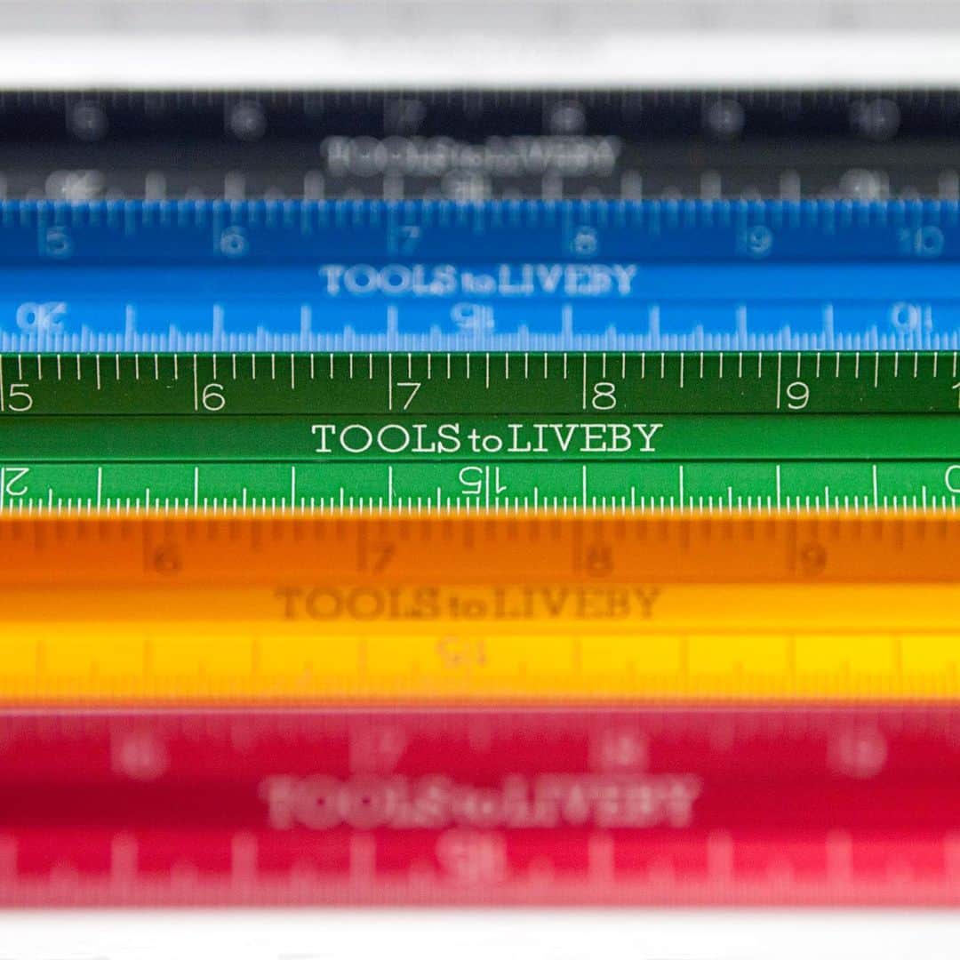 TOOLS to LIVEBY / 禮拜文房具のインスタグラム：「. Tools to Liveby 鋁製比例尺  專為測繪設計建築使用的比例尺，為禮拜文房具的超人氣商品，明亮色彩配有鐳射雕刻的尺面刻度，即使面料逐漸褪色，刻度依舊清晰可見。 .」
