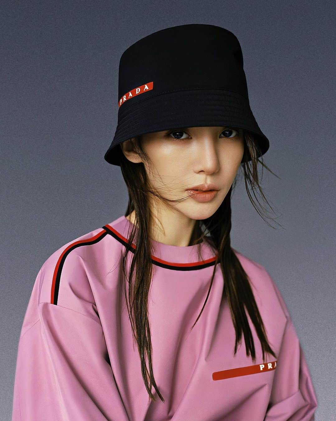 プラダさんのインスタグラム写真 - (プラダInstagram)「Reinterpreting #PradaLineaRossa: @jinchen905 wears an Extreme Tex pullover and Tela Tecnica bucket hat, photographed by @lesliezhang1992. Creative direction @ferdinandoverderi Discover more via link in bio.  #Prada #jinchen」11月13日 17時05分 - prada